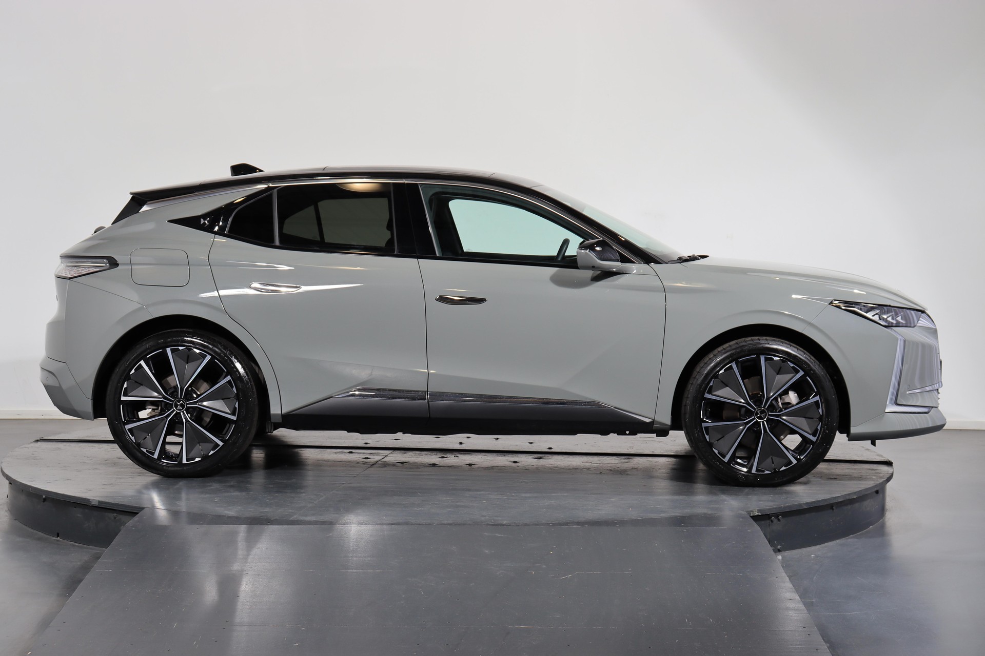 DS AUTOMOBILES 4 1.6 E-Tense Rivoli-showroom-element-1