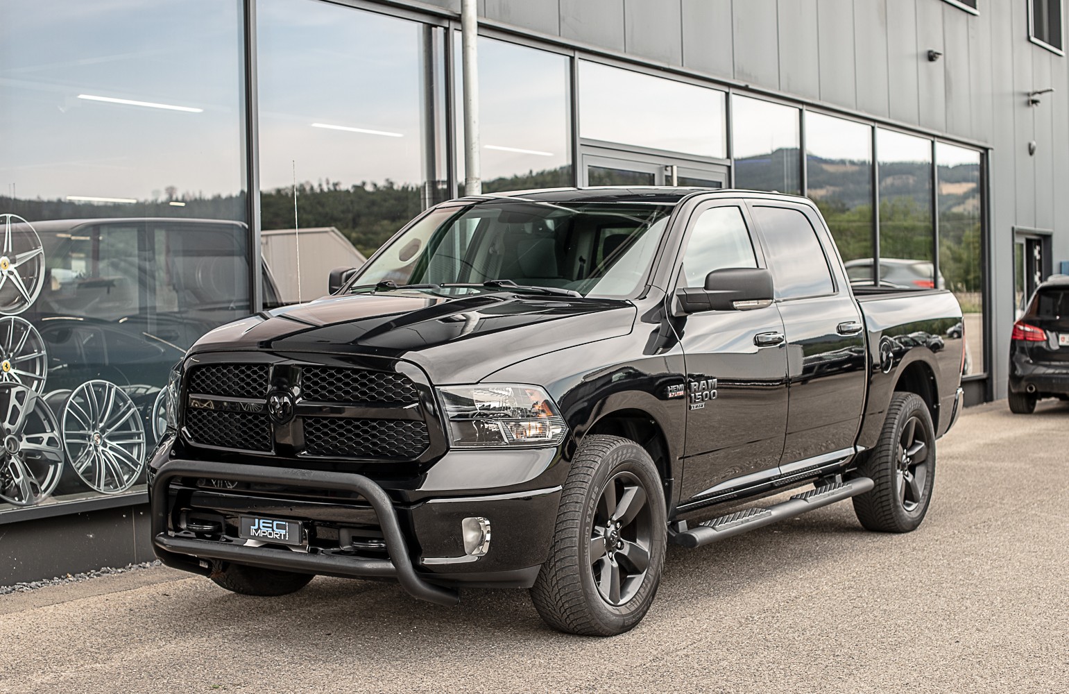 DODGE 1500 5.7 HEMI-showroom-element-1