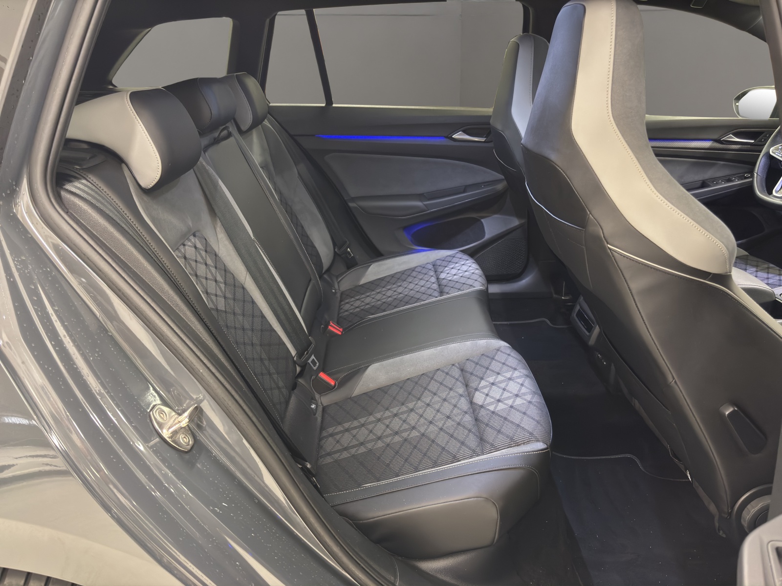 VW Golf Variant 2.0 TSI R-Line DSG 4Motion-image-18