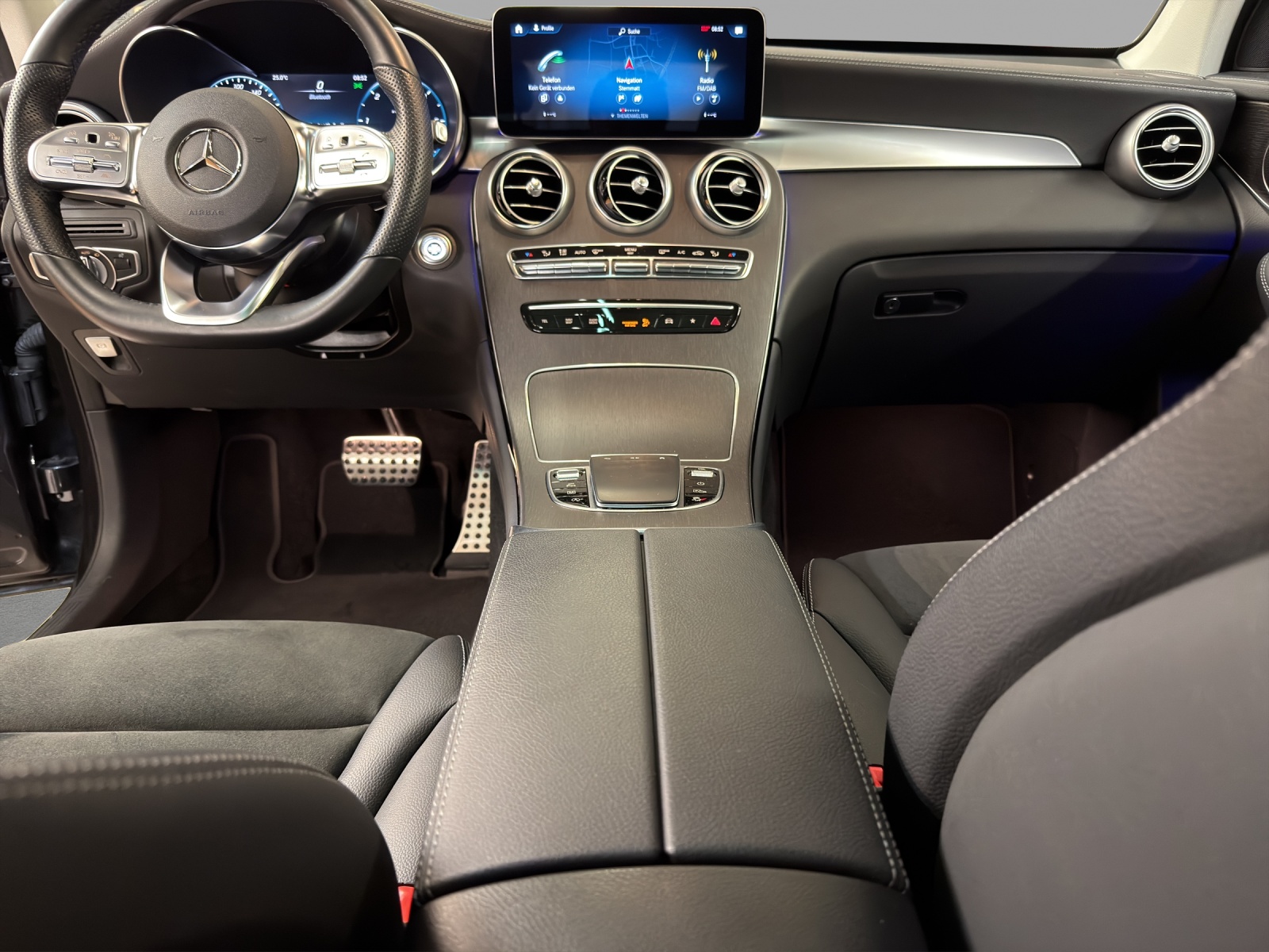 MERCEDES-BENZ GLC 220 d 4M - AMG / DISTRONIC / 360 Grad Kamera / Head-Up Display-image-11