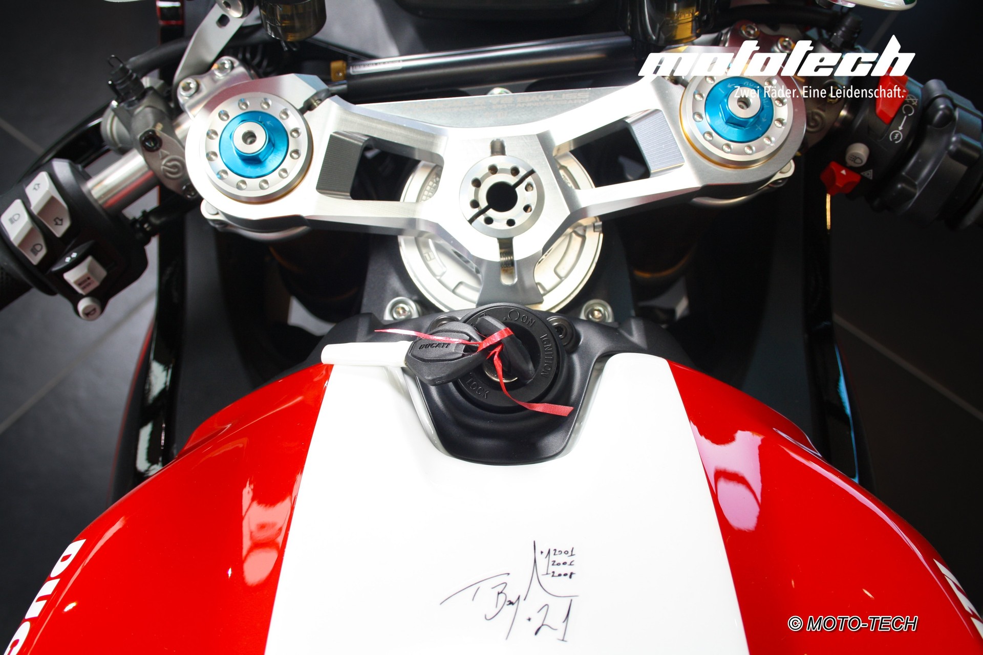 DUCATI Panigale V2 Bayliss 1st Champion 20th Anniversary-image-9