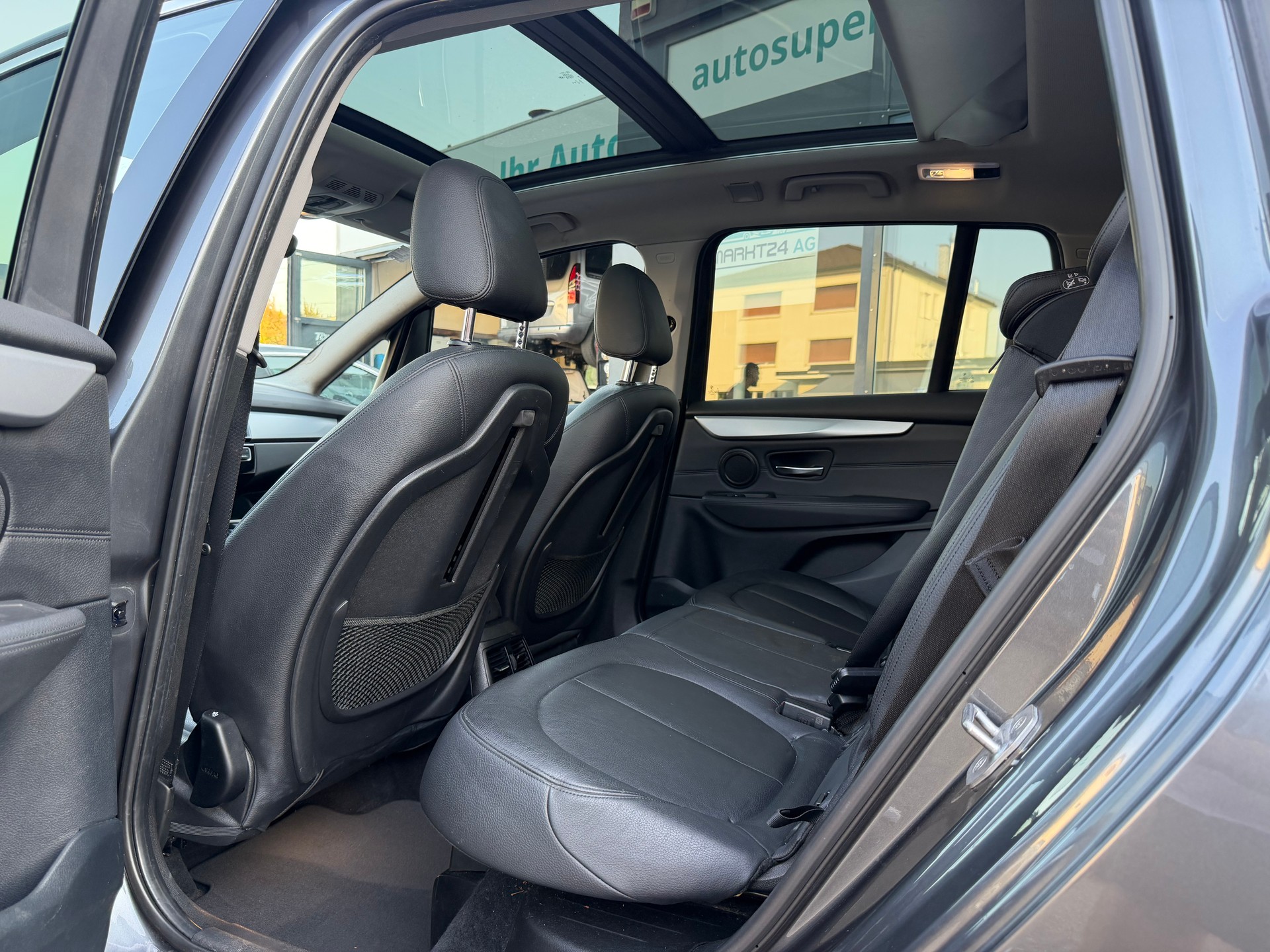 BMW 220i Gran Tourer Steptronic-image-10