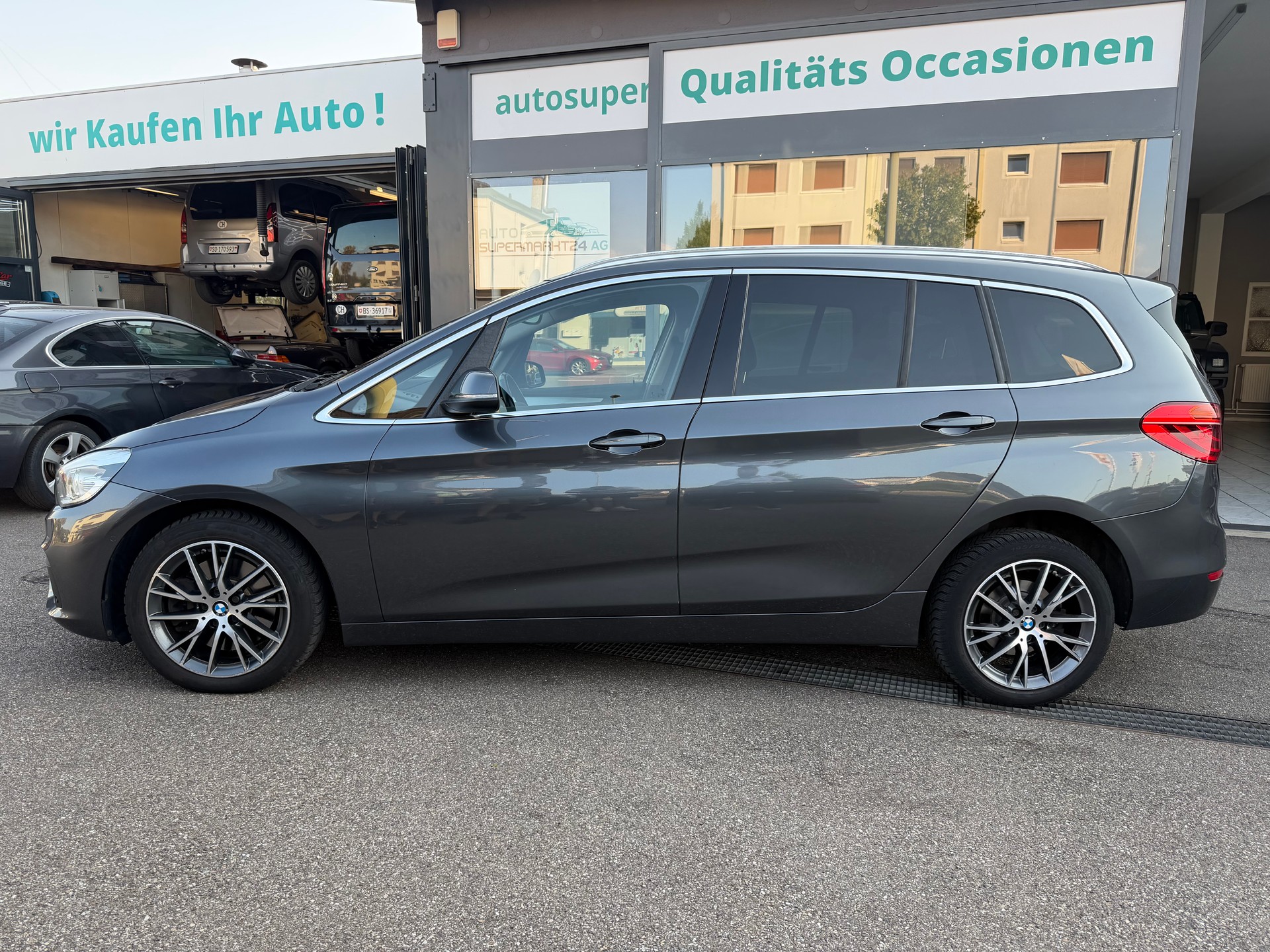 BMW 220i Gran Tourer Steptronic-showroom-element-1