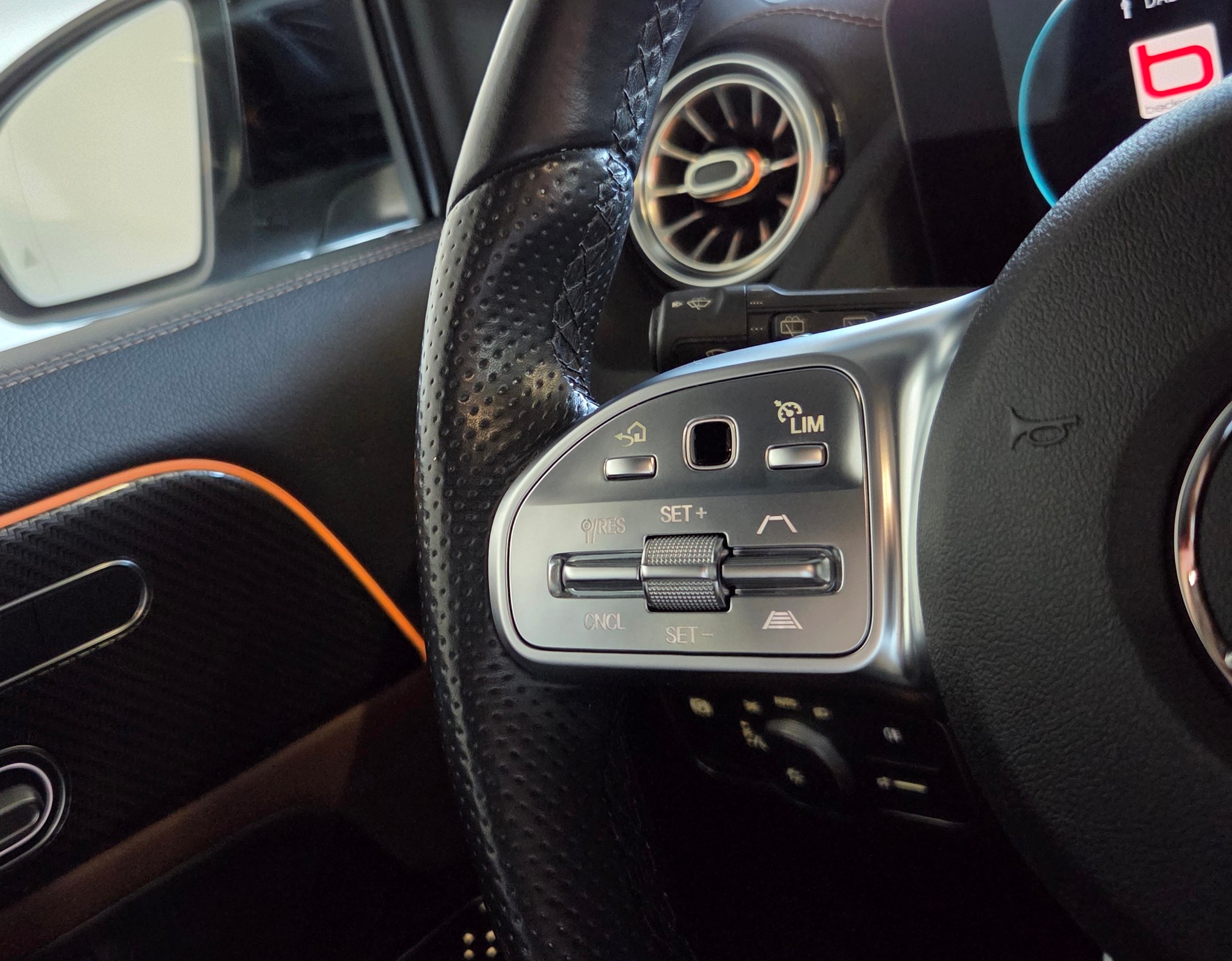 MERCEDES-BENZ GLA 250-image-15