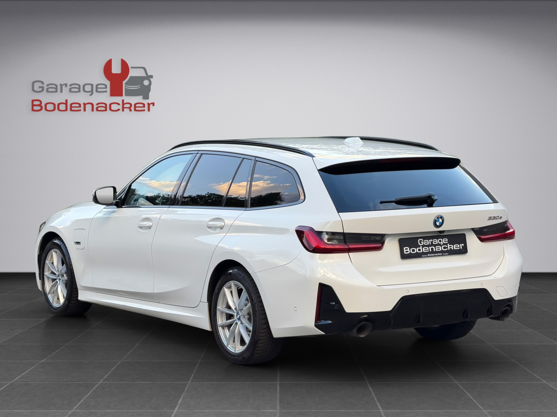 BMW 330e x DriveTouring Steptronic M Sport-showroom-element-3