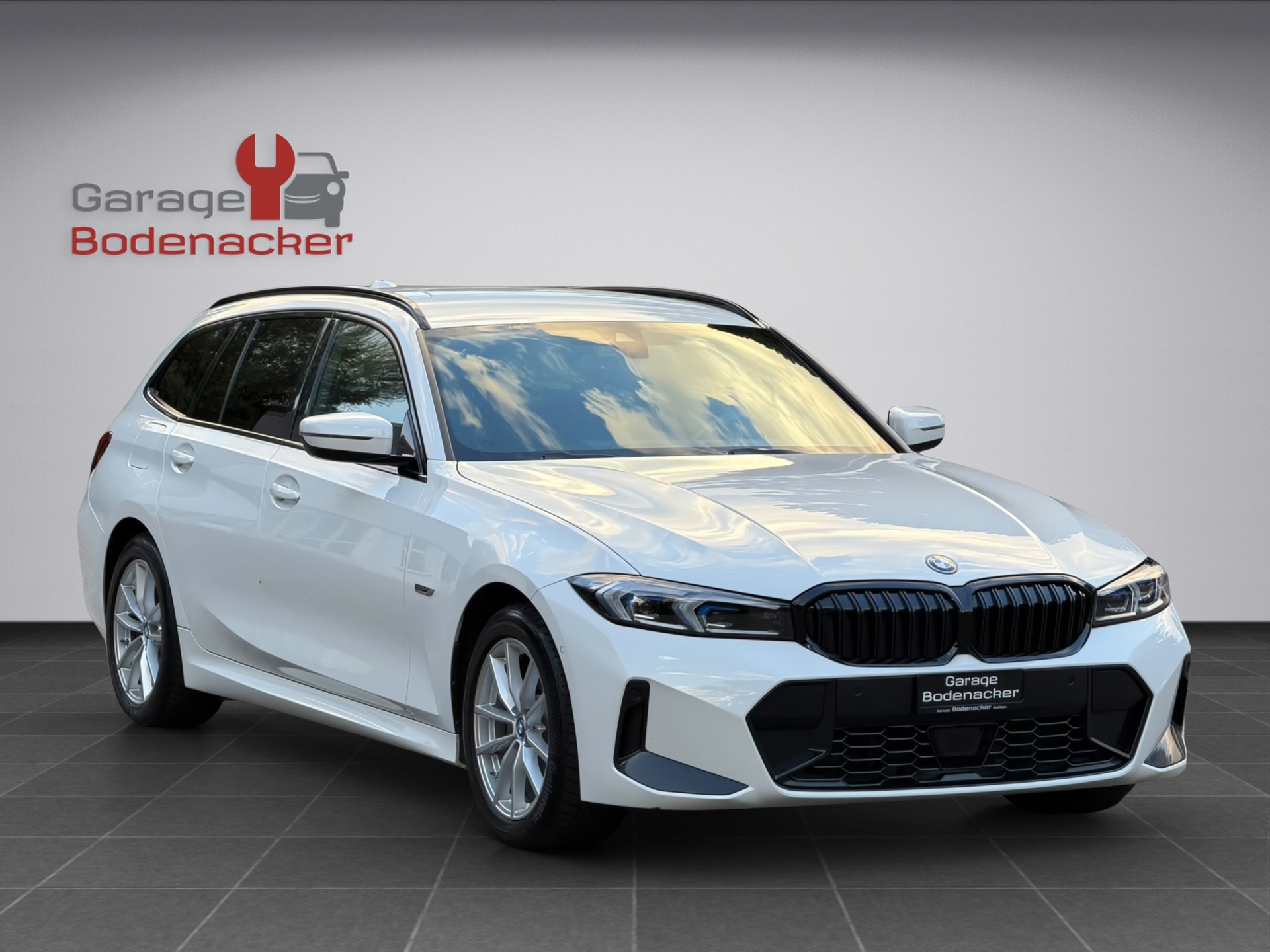 BMW 330e x DriveTouring Steptronic M Sport-image-6