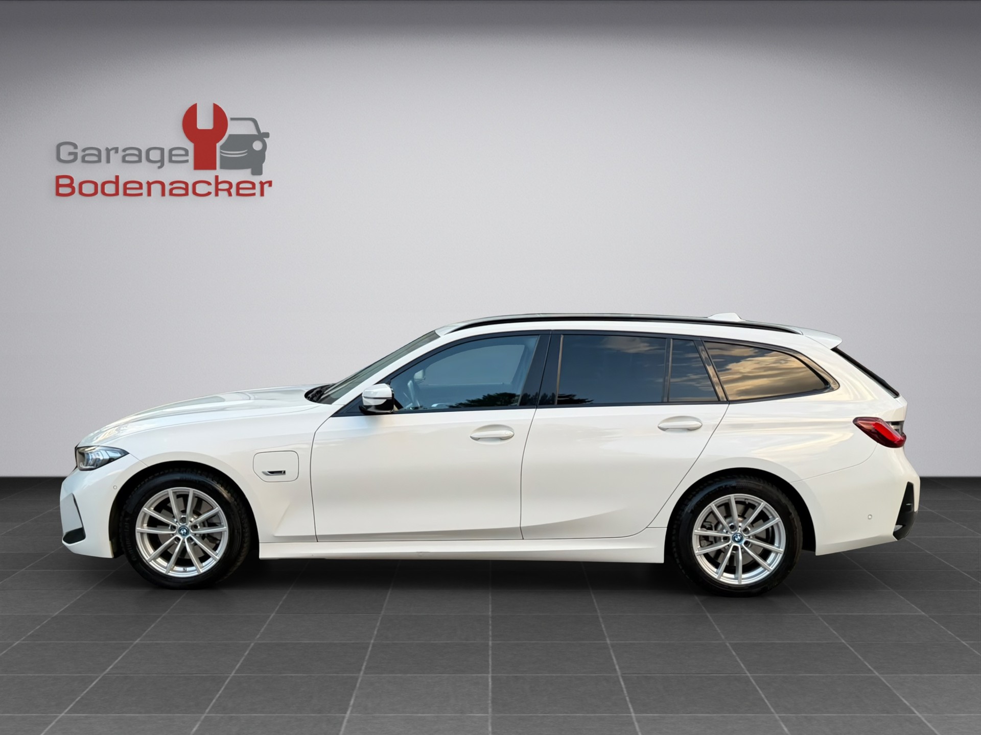 BMW 330e x DriveTouring Steptronic M Sport-showroom-element-2