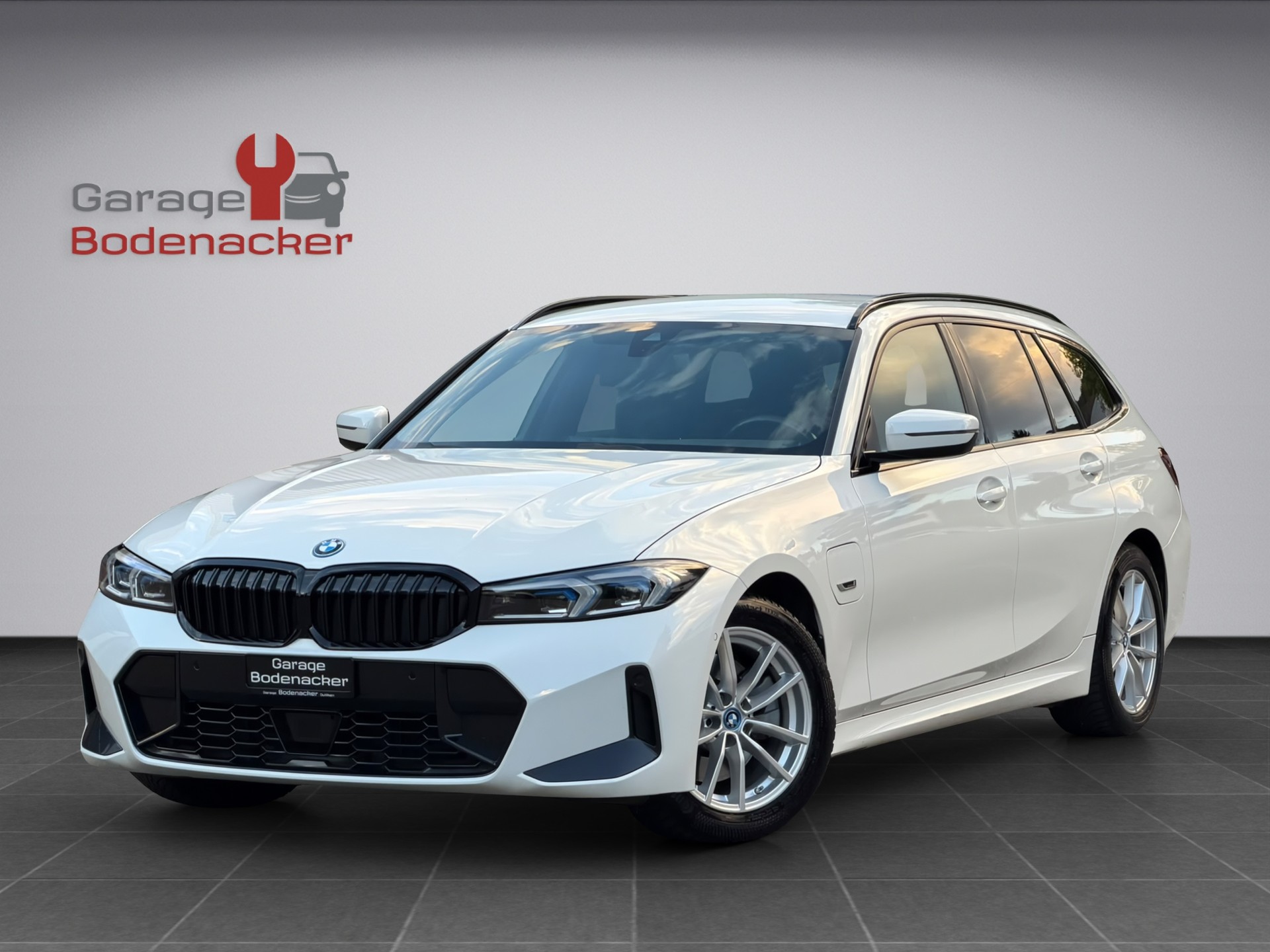 BMW 330e x DriveTouring Steptronic M Sport