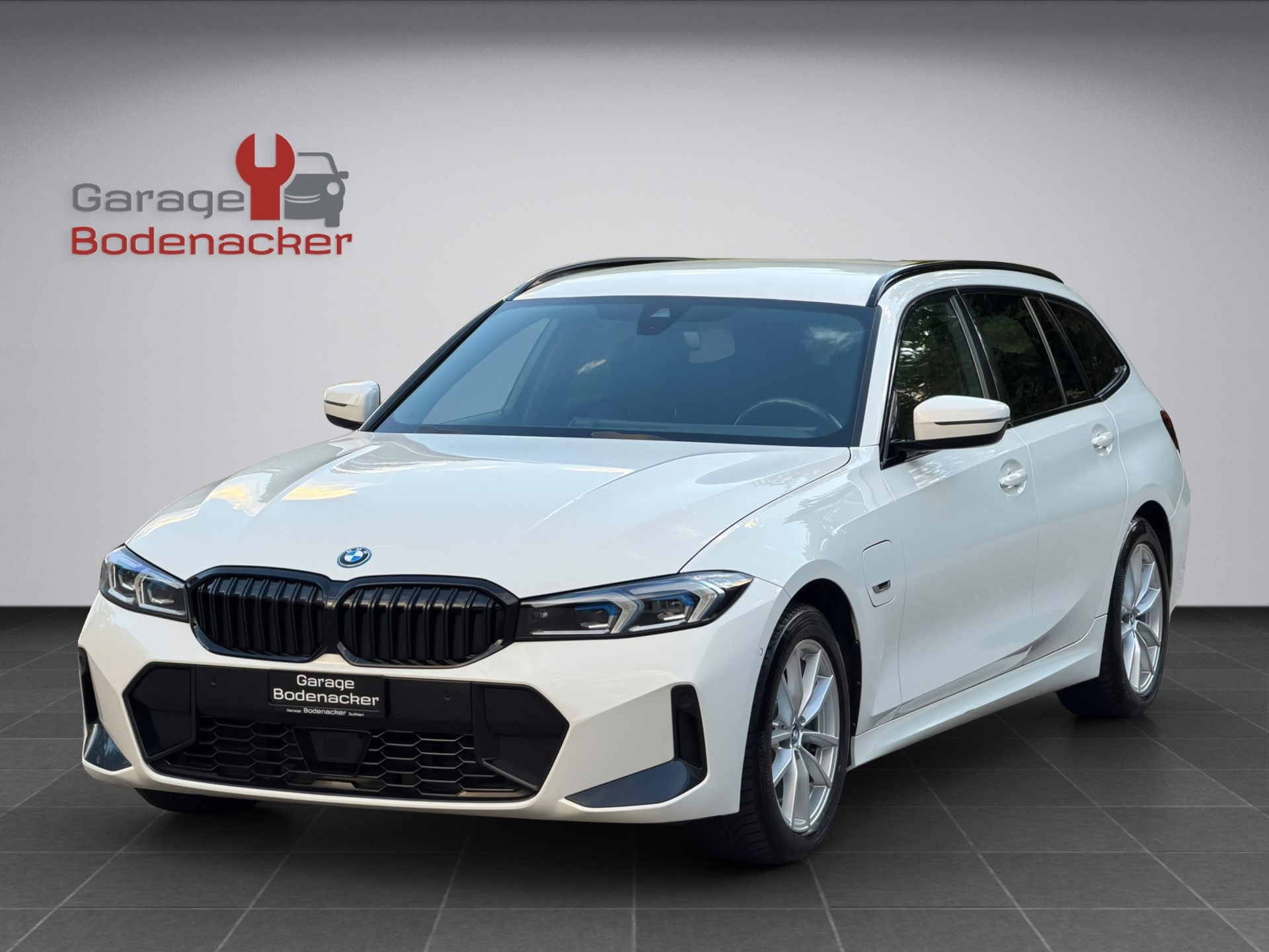 BMW 330e x DriveTouring Steptronic M Sport-showroom-element-1
