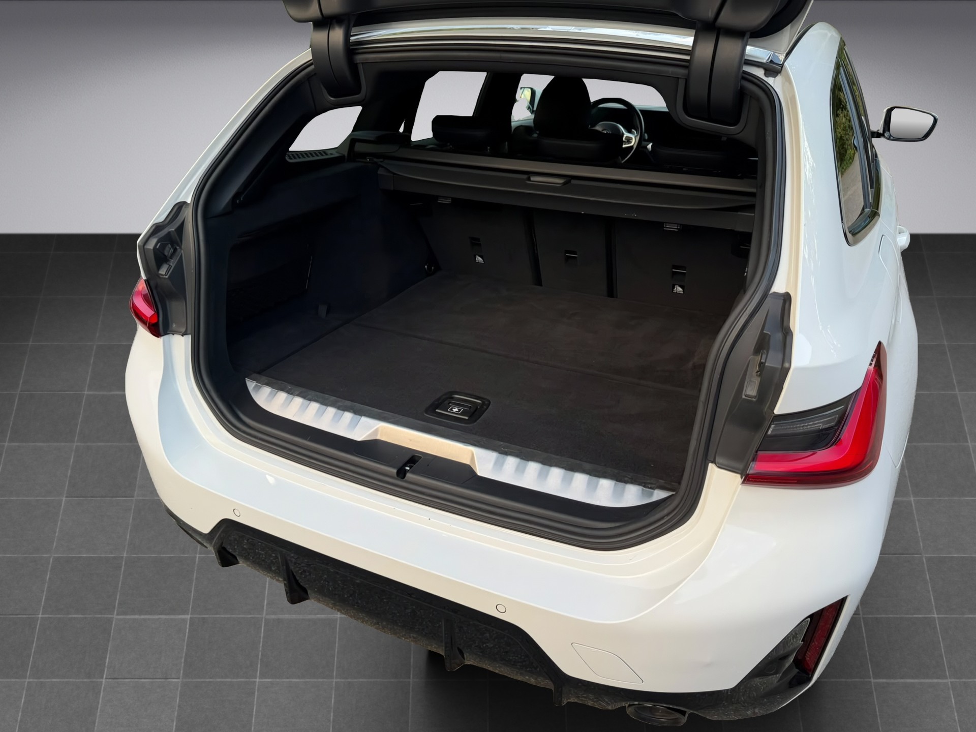 BMW 330e x DriveTouring Steptronic M Sport-image-18
