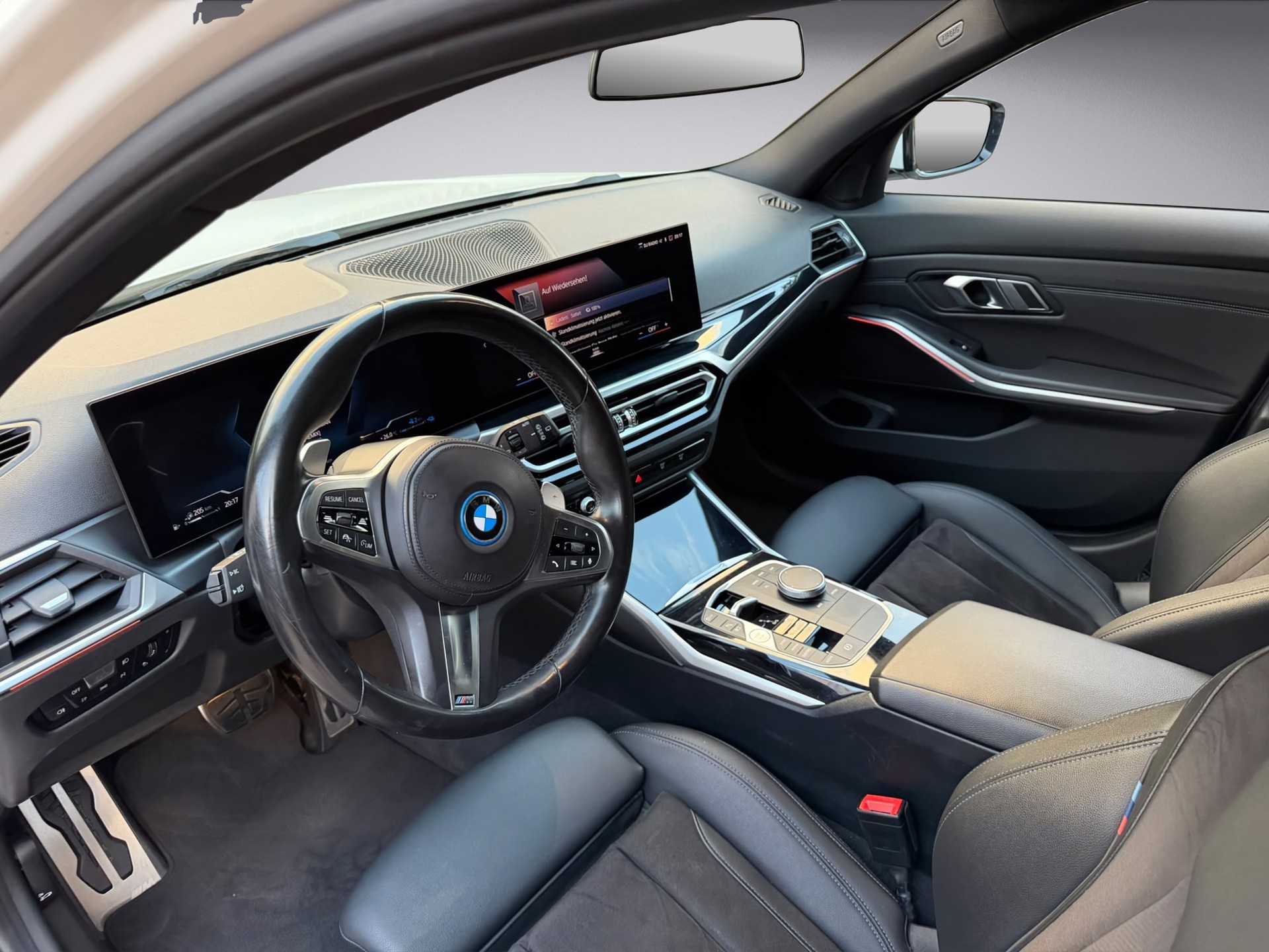 BMW 330e x DriveTouring Steptronic M Sport-image-8