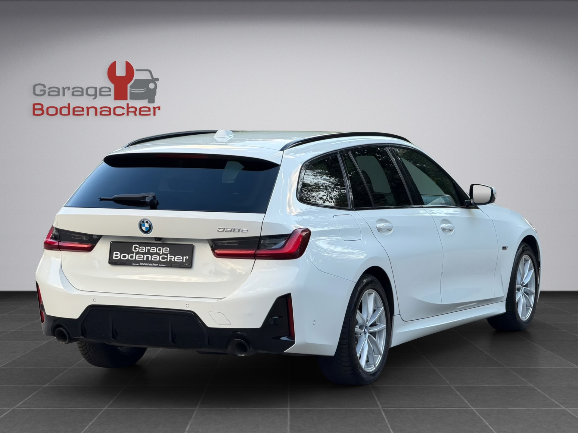 BMW 330e x DriveTouring Steptronic M Sport-image-4