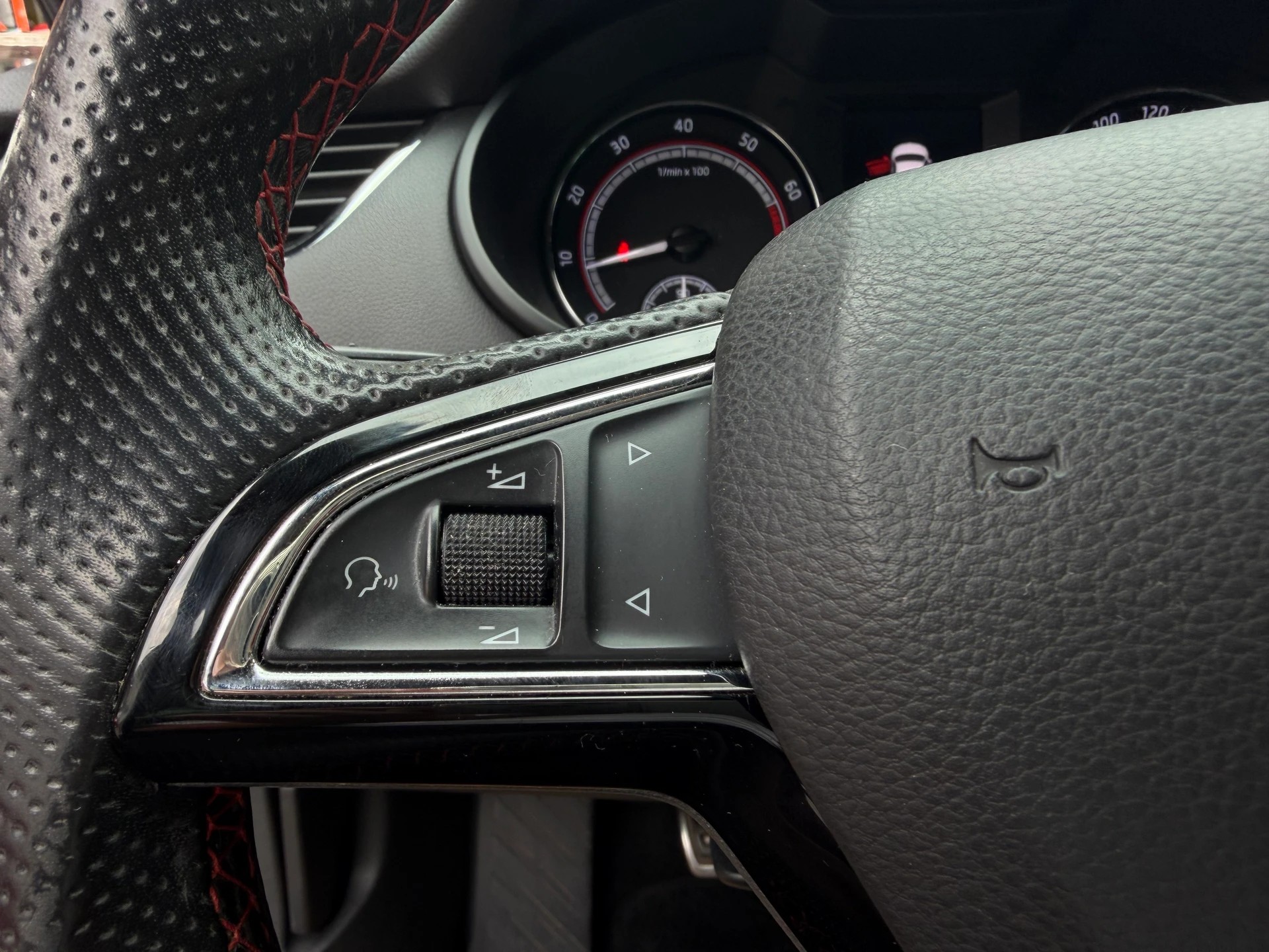 SKODA Octavia Combi 2.0 TSI RS-image-21