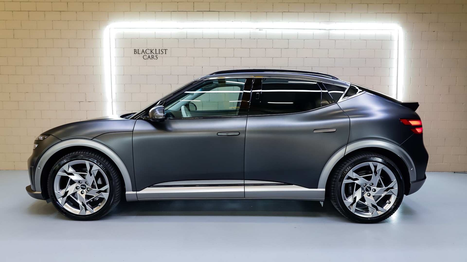 GENESIS GV60 77.4 kWh Sport Plus AWD * Makalu Gray Matt *-showroom-element-3