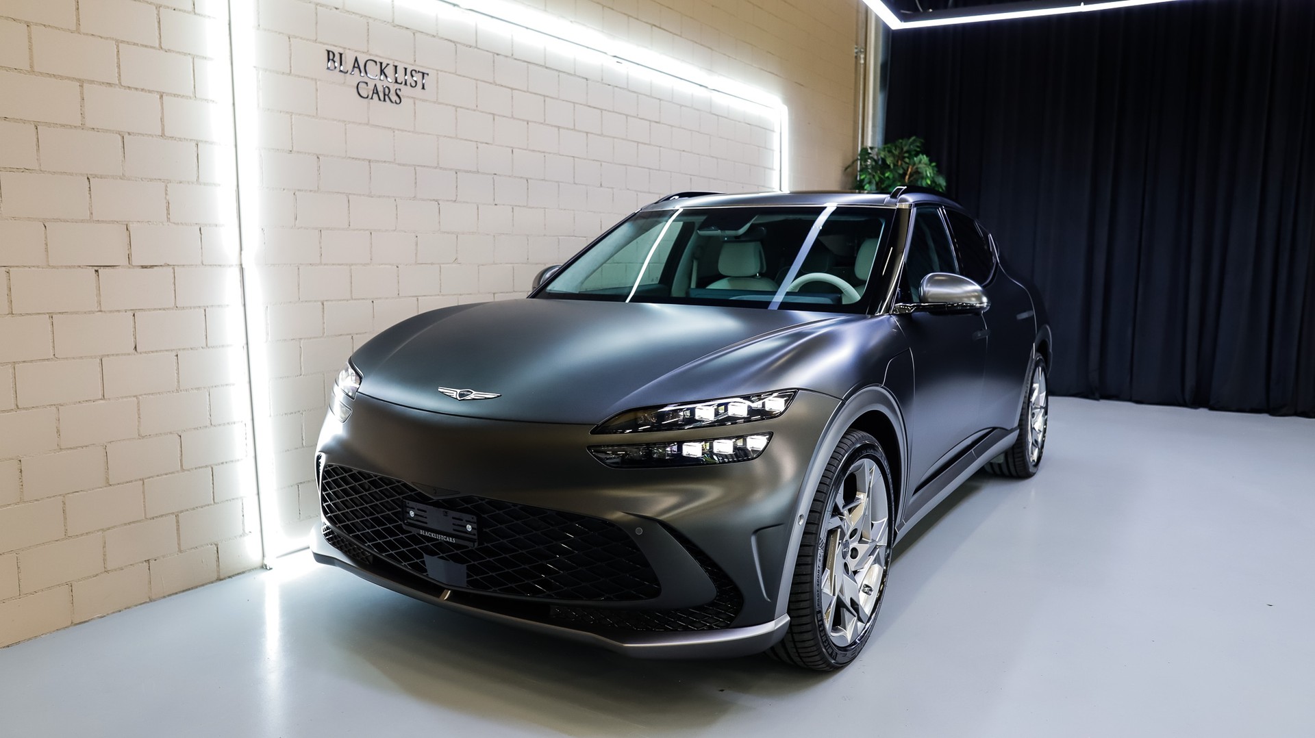 GENESIS GV60 77.4 kWh Sport Plus AWD * Makalu Gray Matt *-showroom-element-1