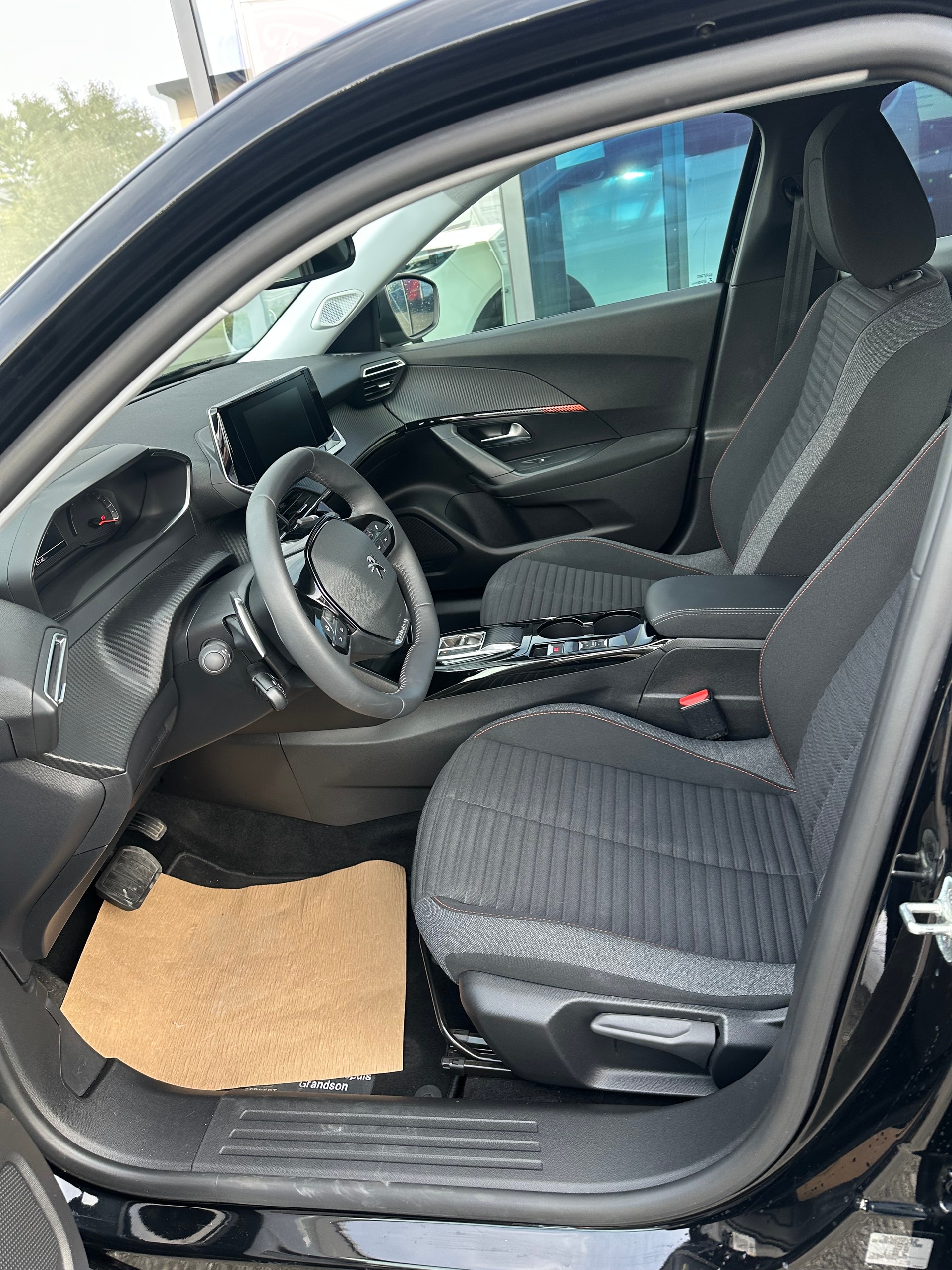 PEUGEOT 2008 1.2 PureTech 130 Active Pack-image-9