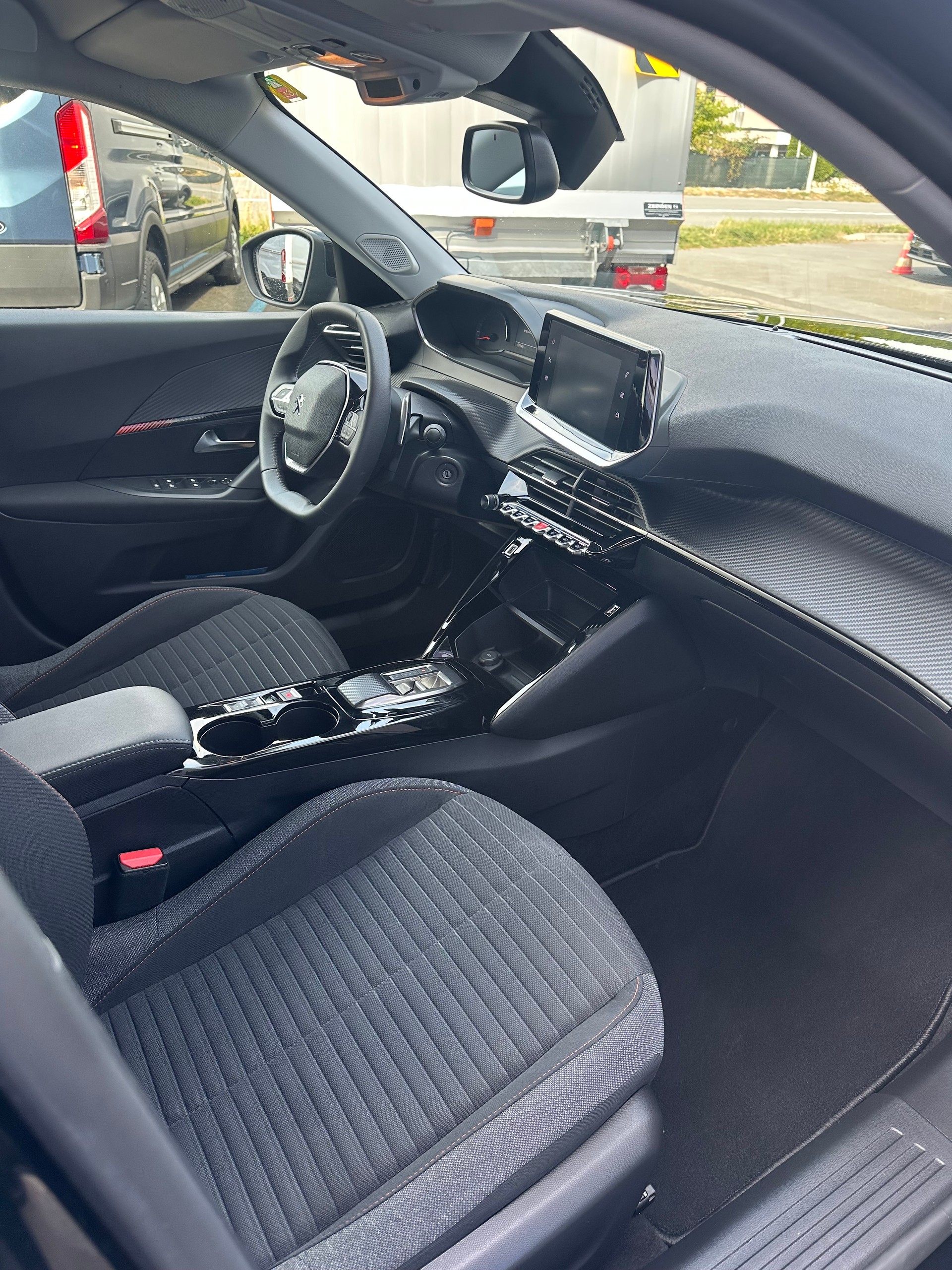 PEUGEOT 2008 1.2 PureTech 130 Active Pack-image-12