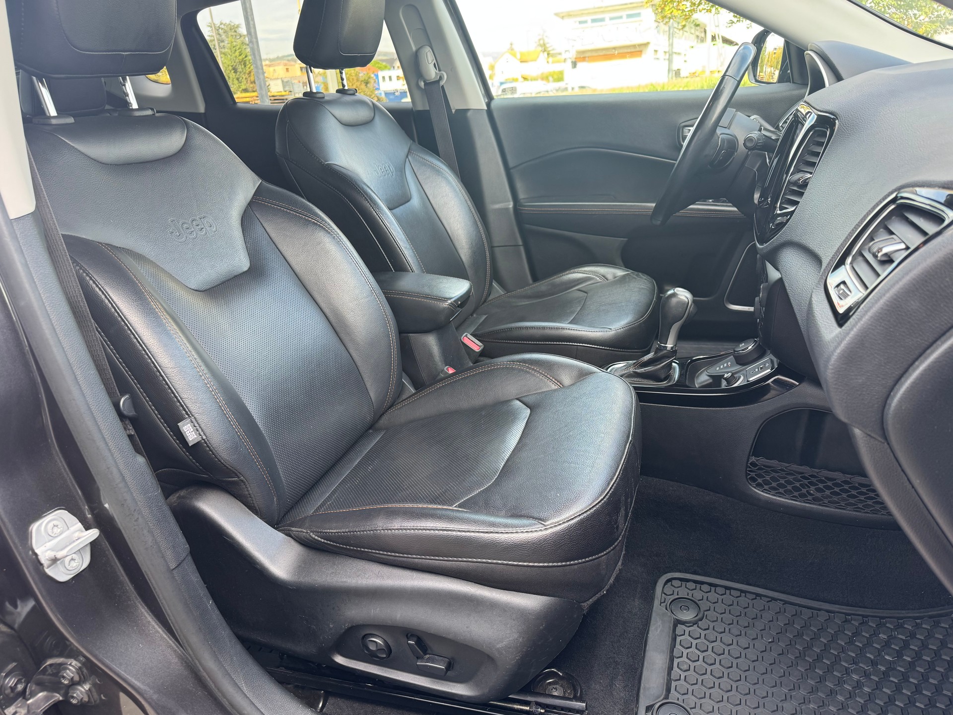 JEEP Compass 1.4 Turbo Limited AWD 9ATX-image-8