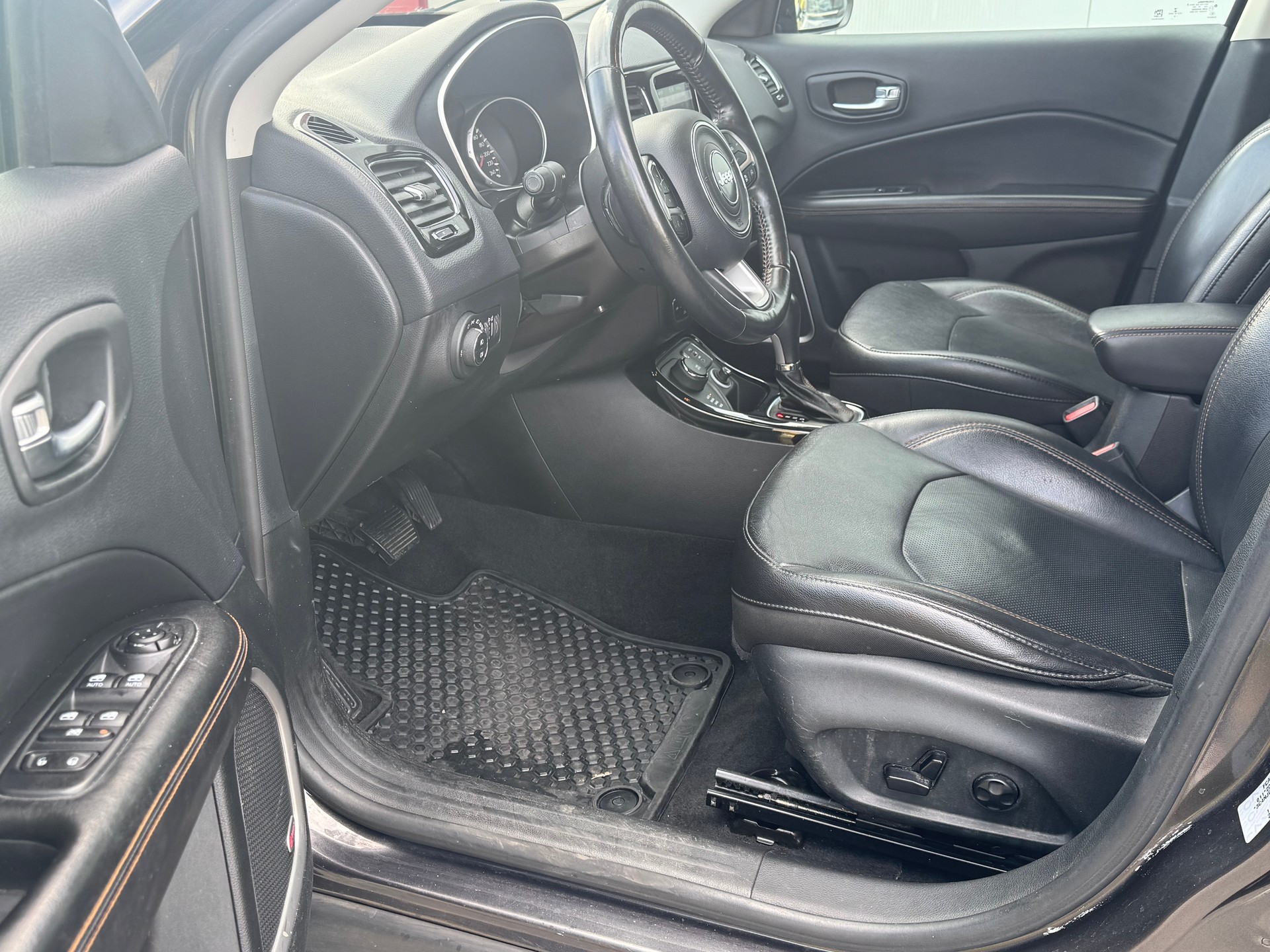 JEEP Compass 1.4 Turbo Limited AWD 9ATX-image-9