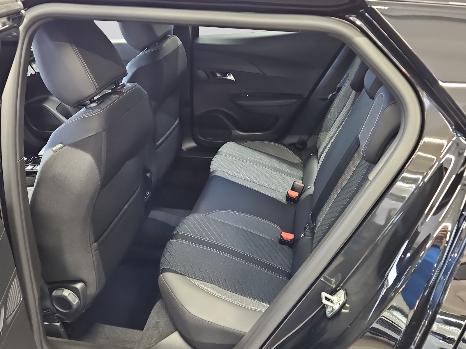 PEUGEOT 2008 NEW 1.2 145 MHEV Allure P-image-8