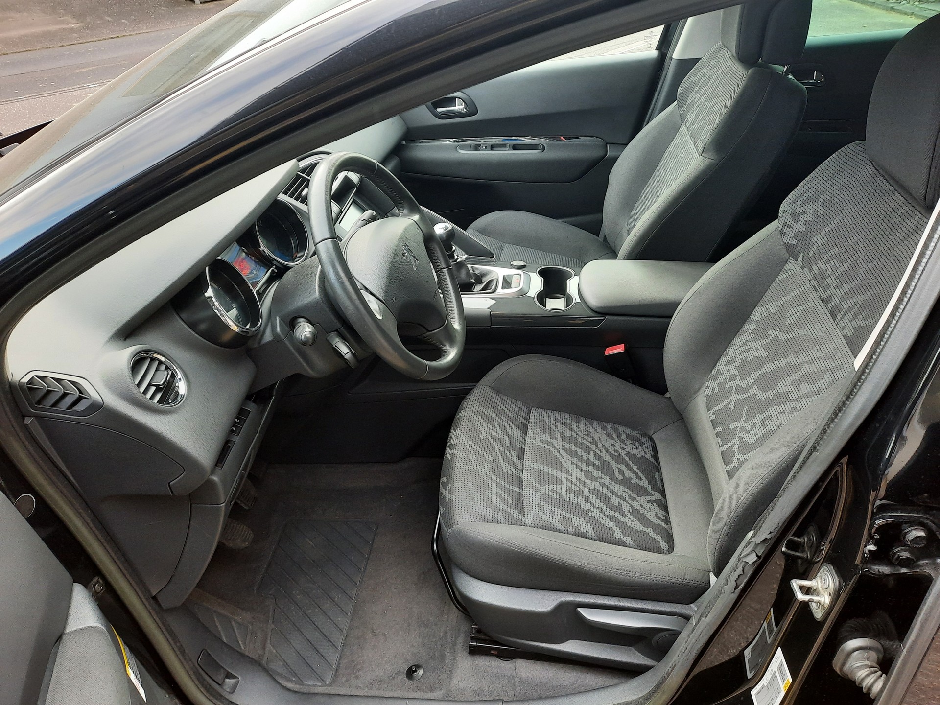 PEUGEOT 3008 1.6 16V T Swiss Edition-image-7