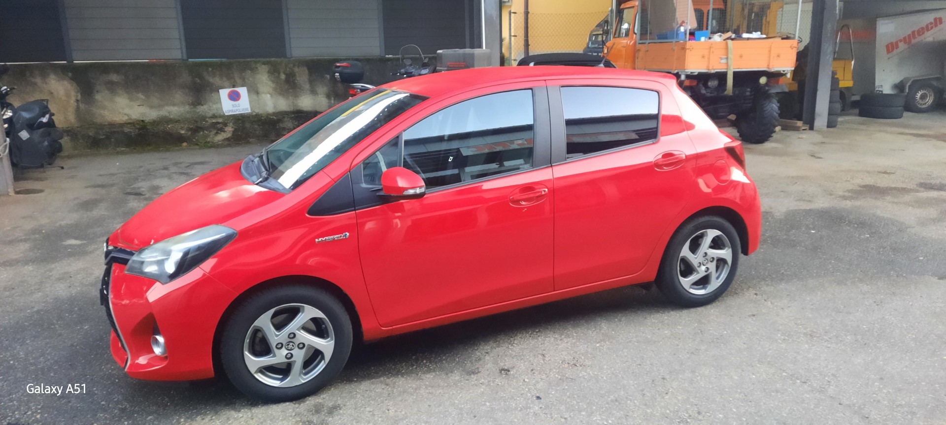 TOYOTA Yaris 1.5 VVT-i Hybrid Trend e-CVT-image-1