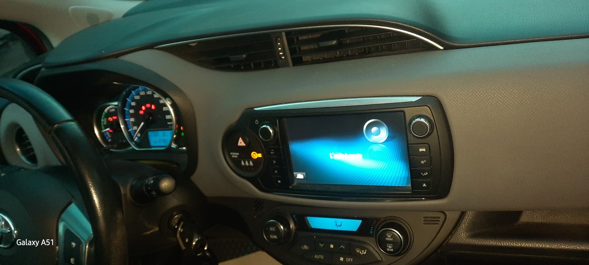 TOYOTA Yaris 1.5 VVT-i Hybrid Trend e-CVT-image-6