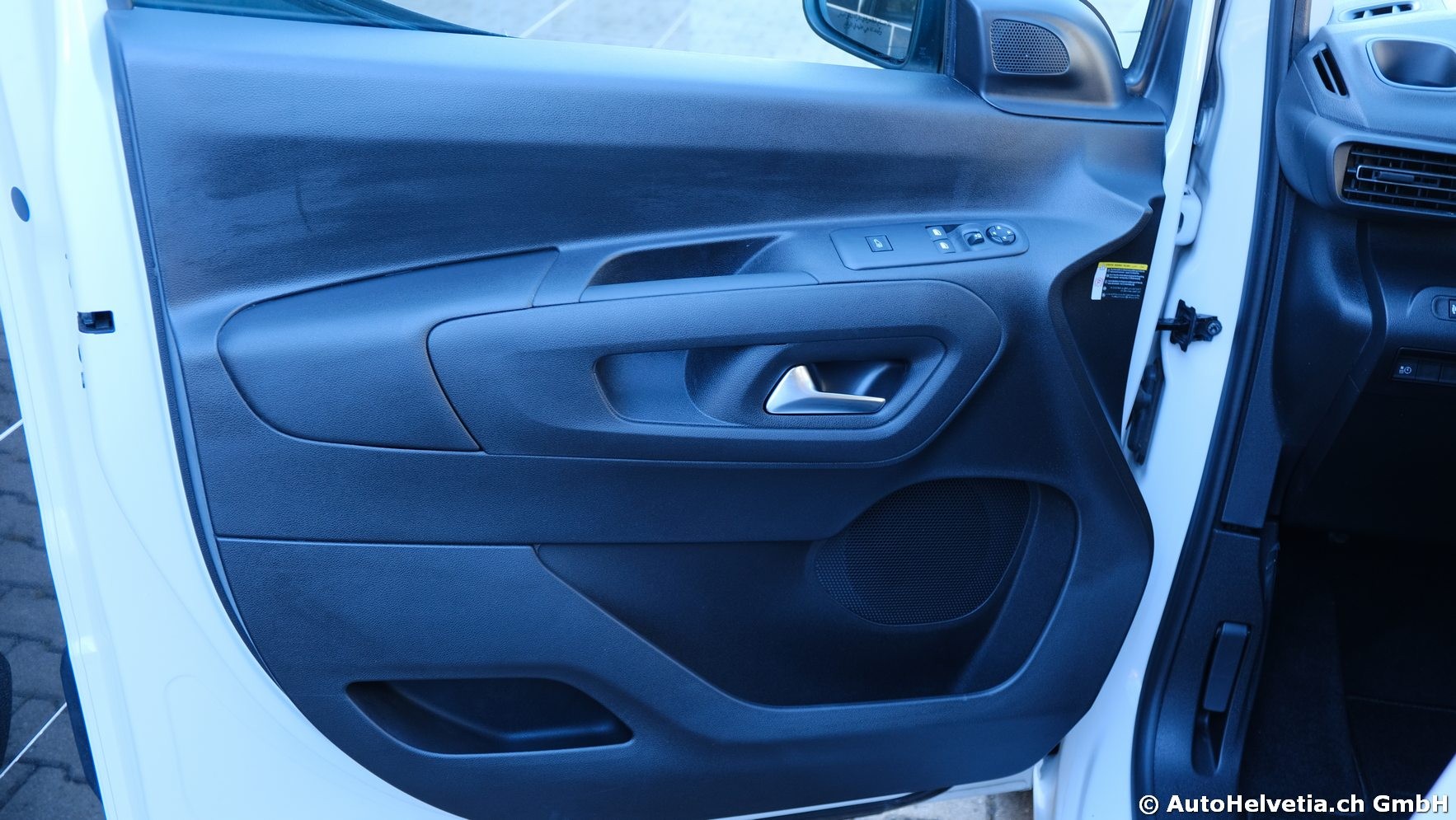 PEUGEOT e-Partner Long 50kWh-image-17