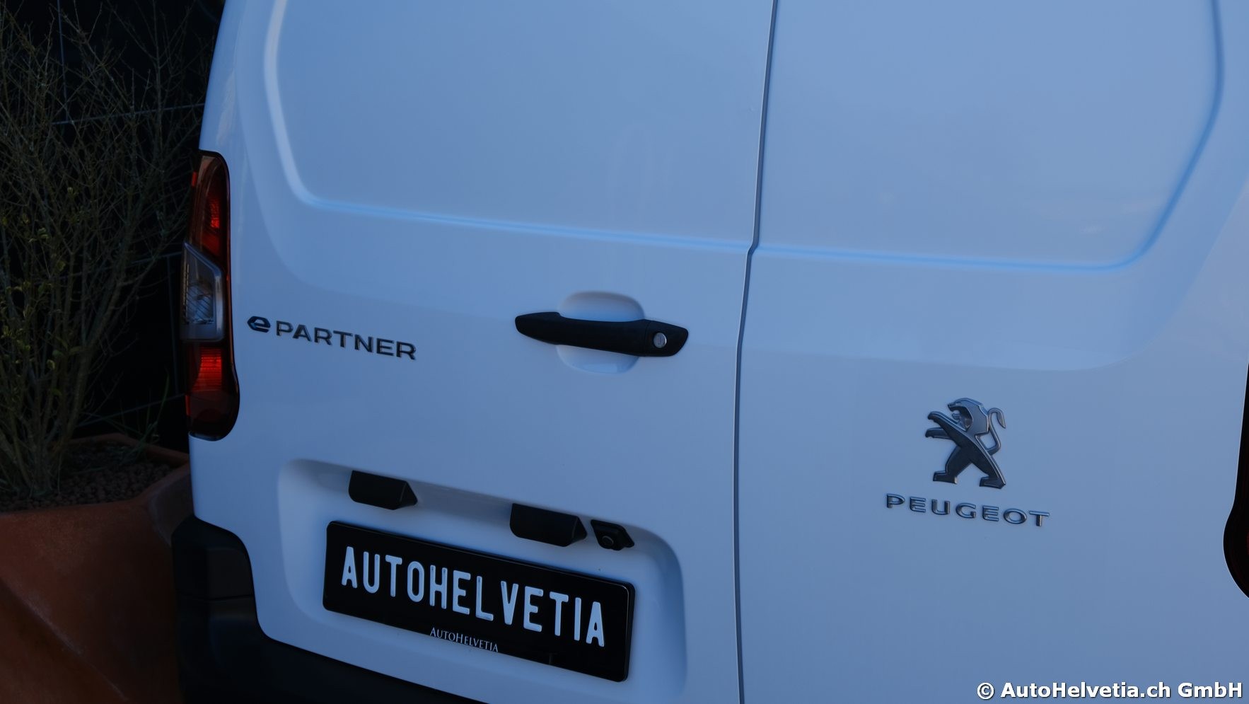 PEUGEOT e-Partner Long 50kWh-image-8