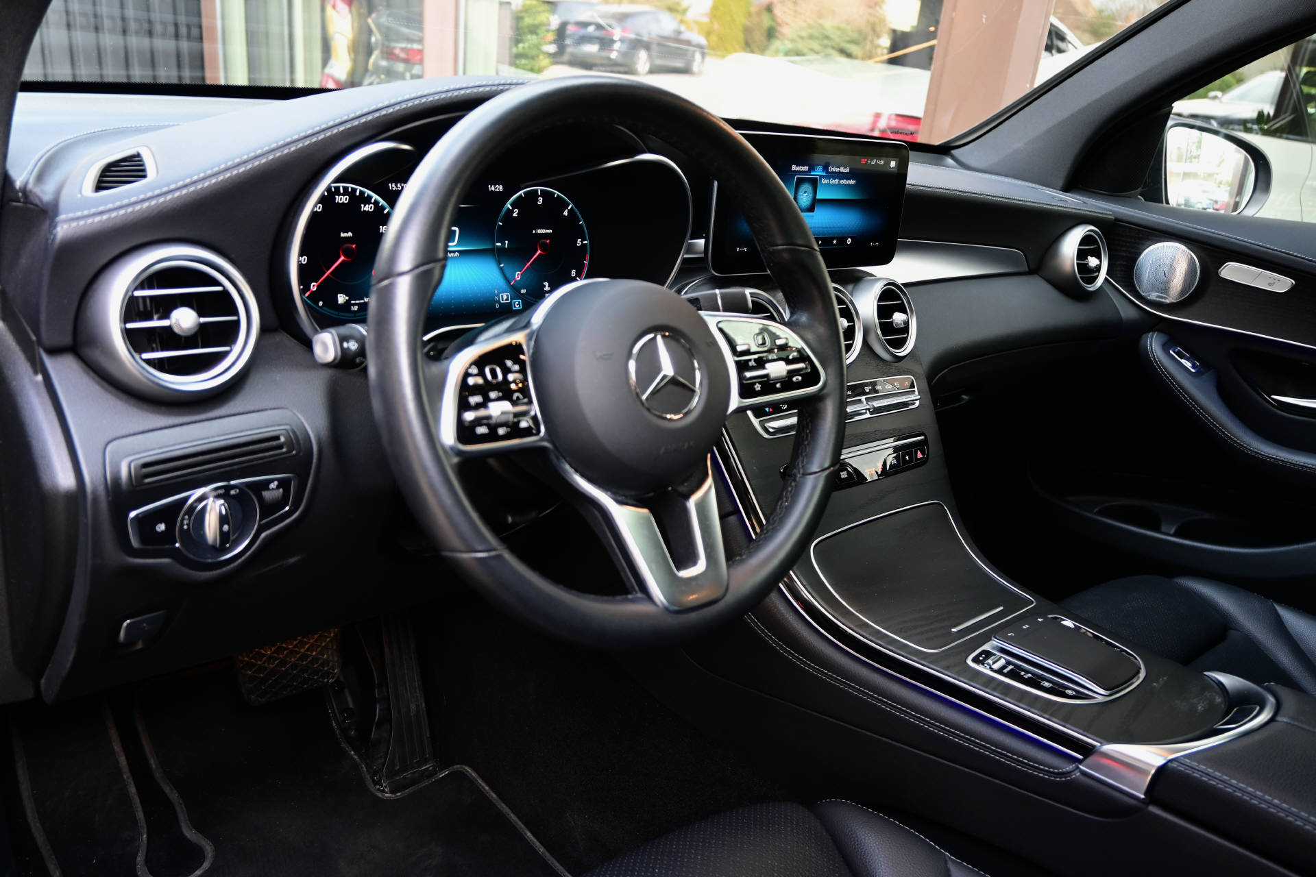 MERCEDES-BENZ GLC 300 d 4m Coupé AMG Line *AHK*LED*HUD*-image-11