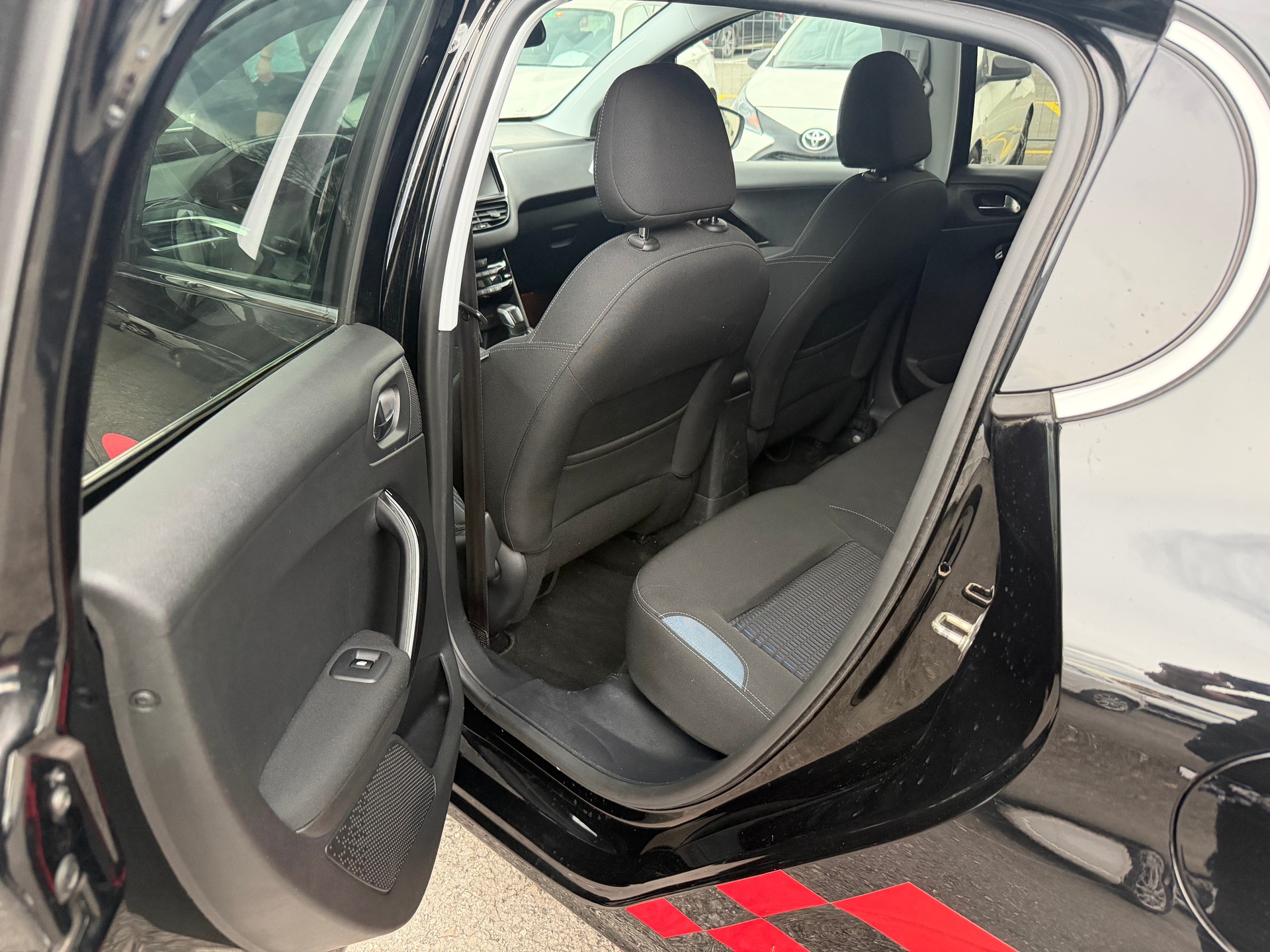 PEUGEOT 208 1.6 VTI Intuitive-image-10