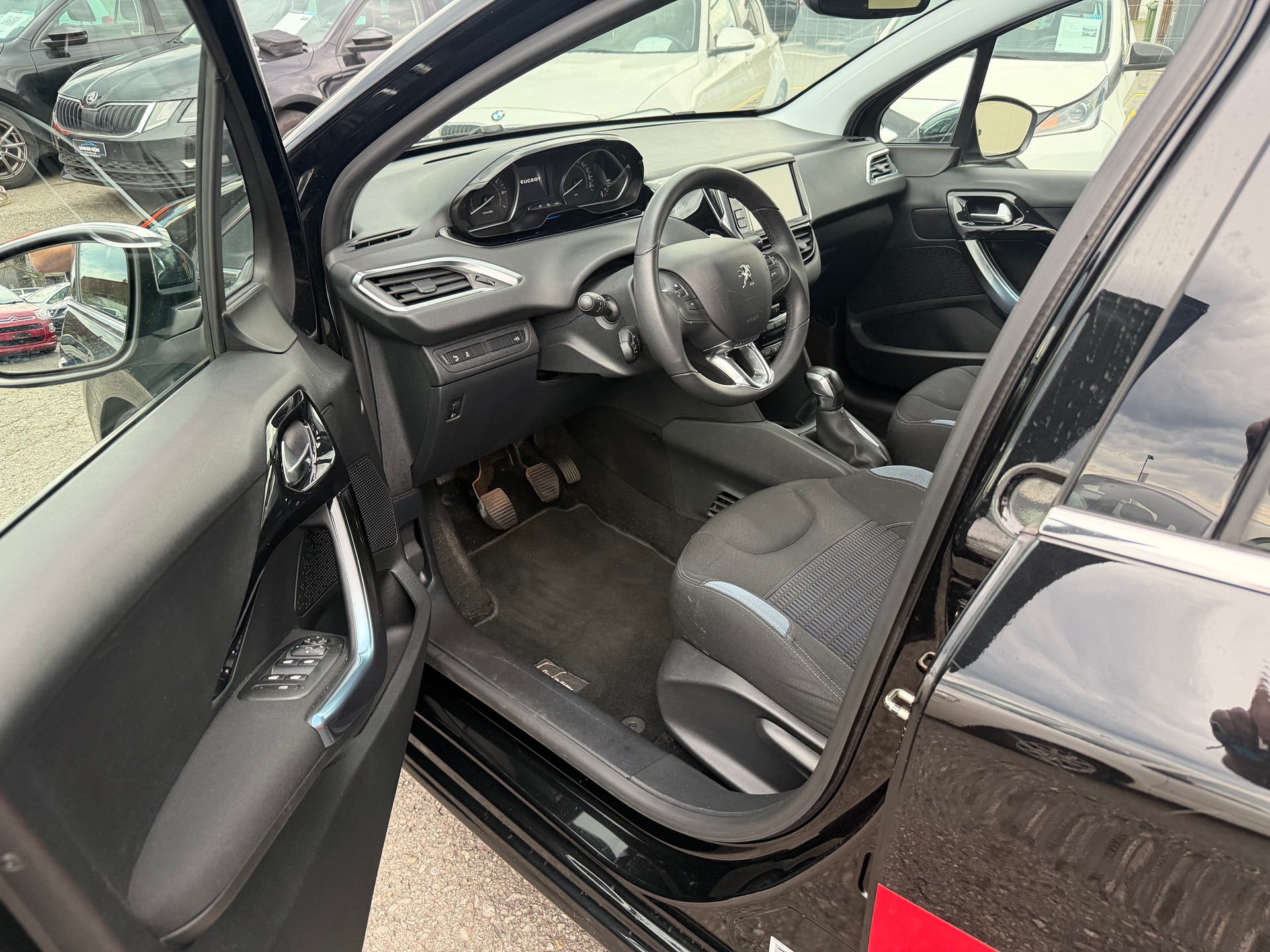 PEUGEOT 208 1.6 VTI Intuitive-image-8