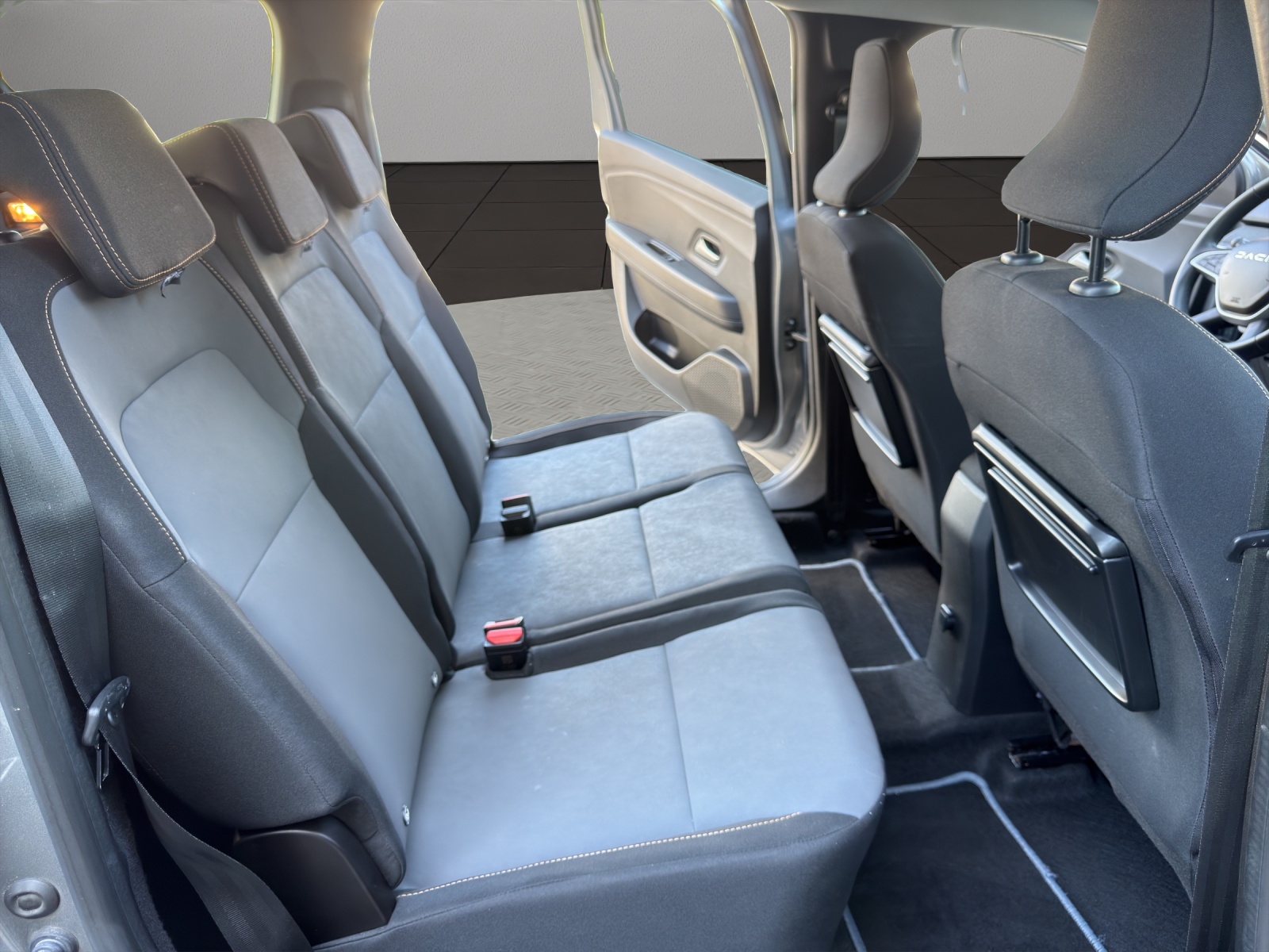 DACIA Jogger HEV 140 Extreme-image-17