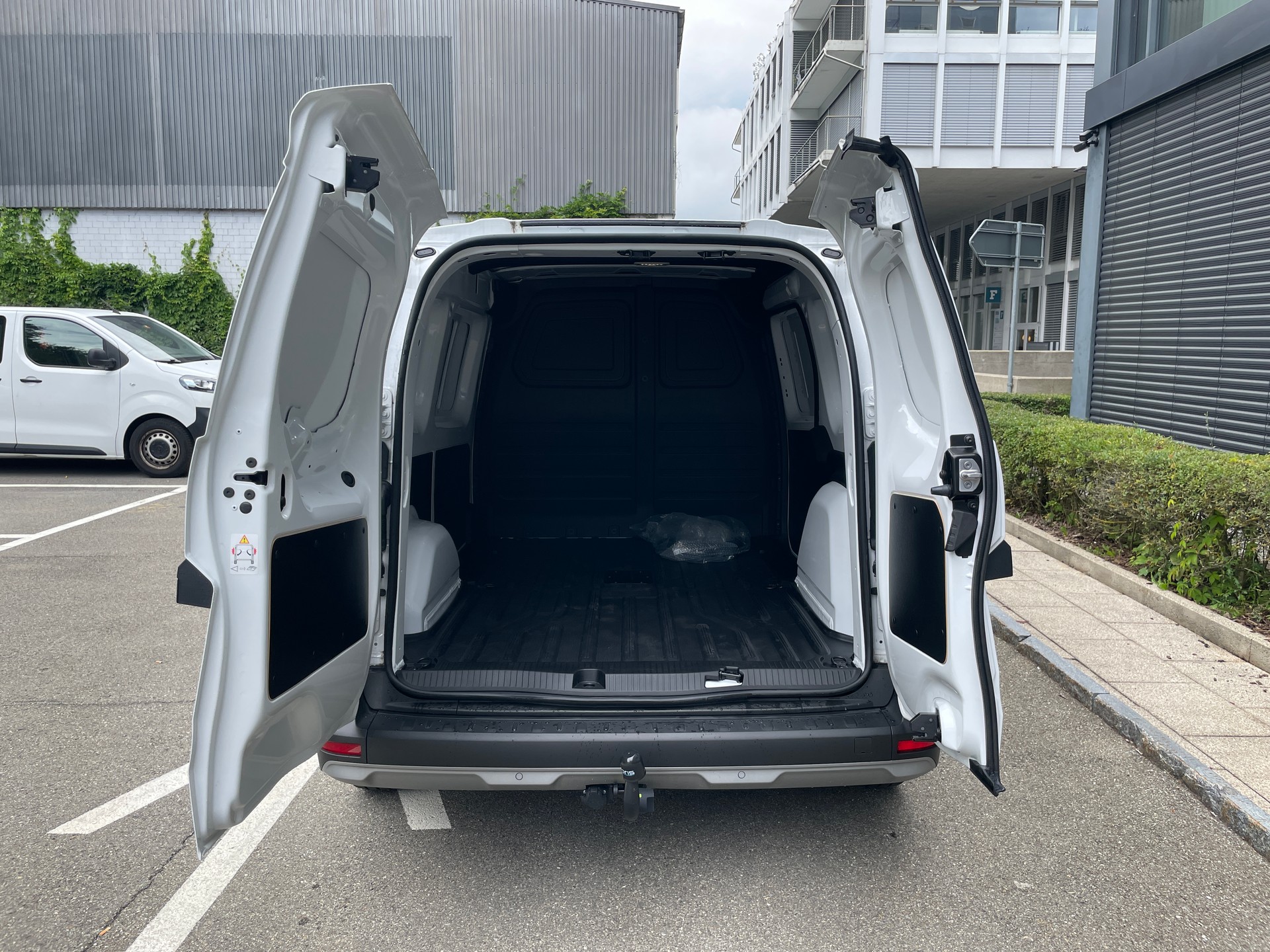 NISSAN Townstar EV45 kWh 22kW L2 Acenta-image-6