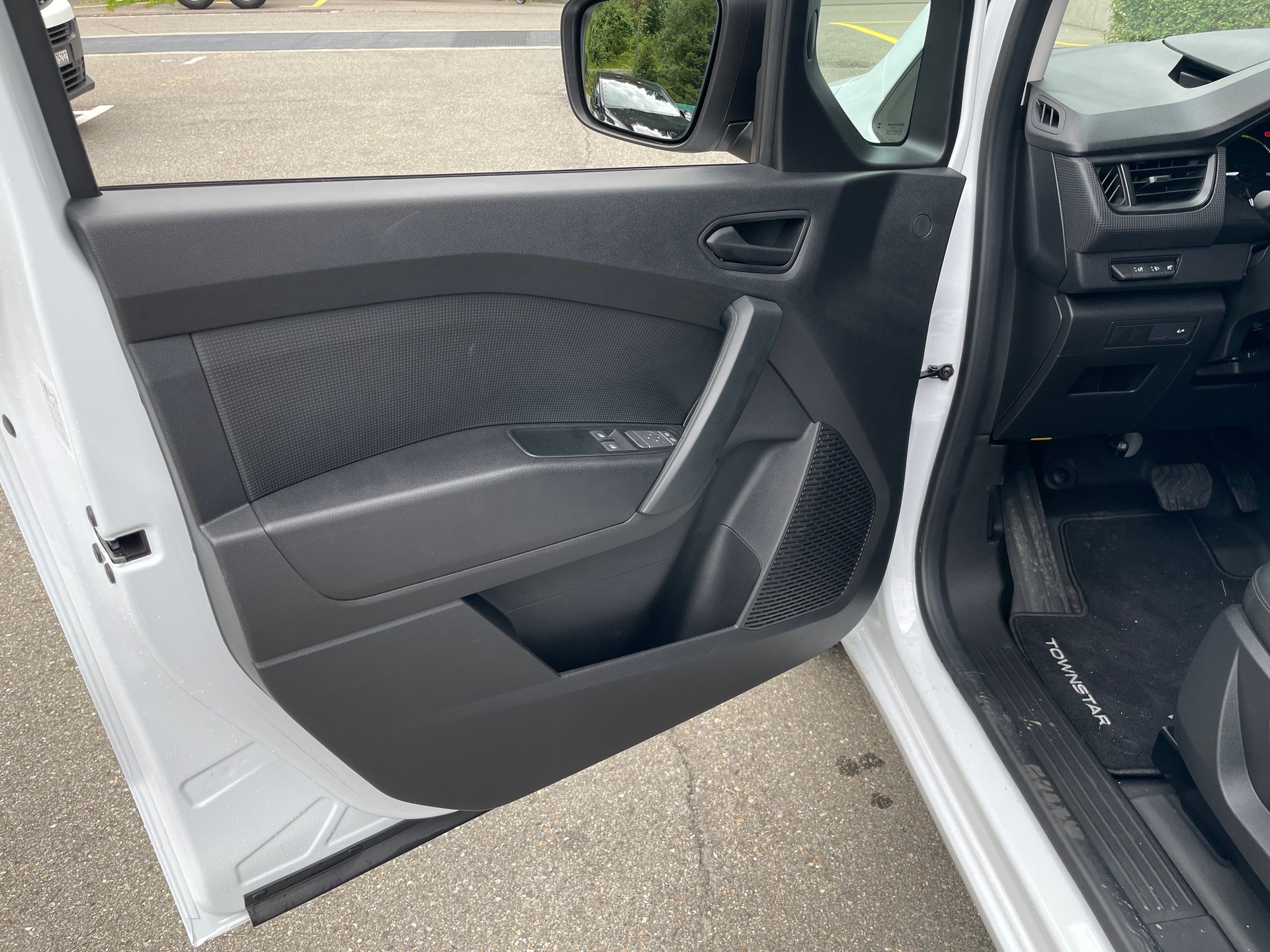 NISSAN Townstar EV45 kWh 22kW L2 Acenta-image-11