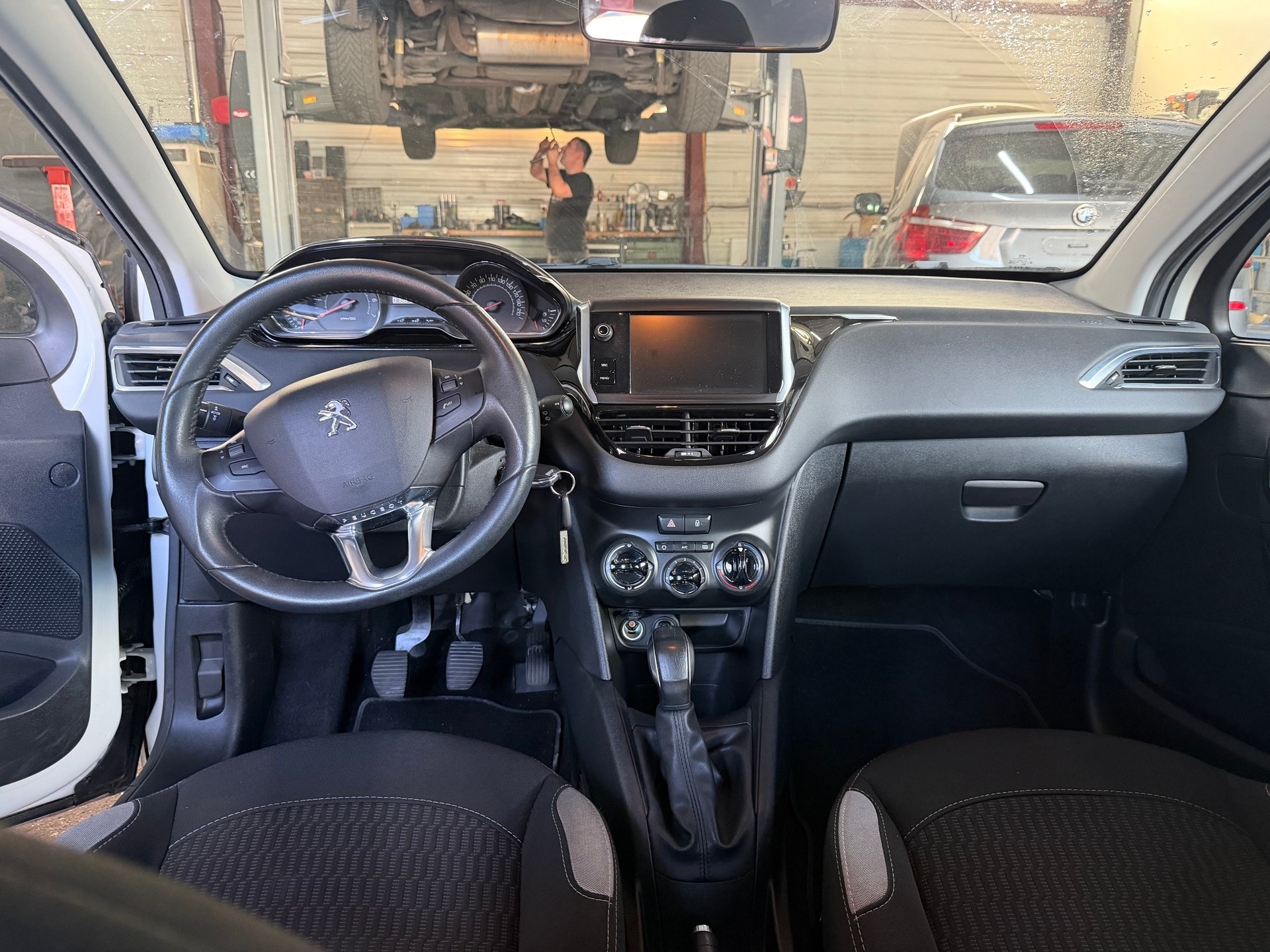 PEUGEOT 208 1.2 VTI Roland Garros-image-6