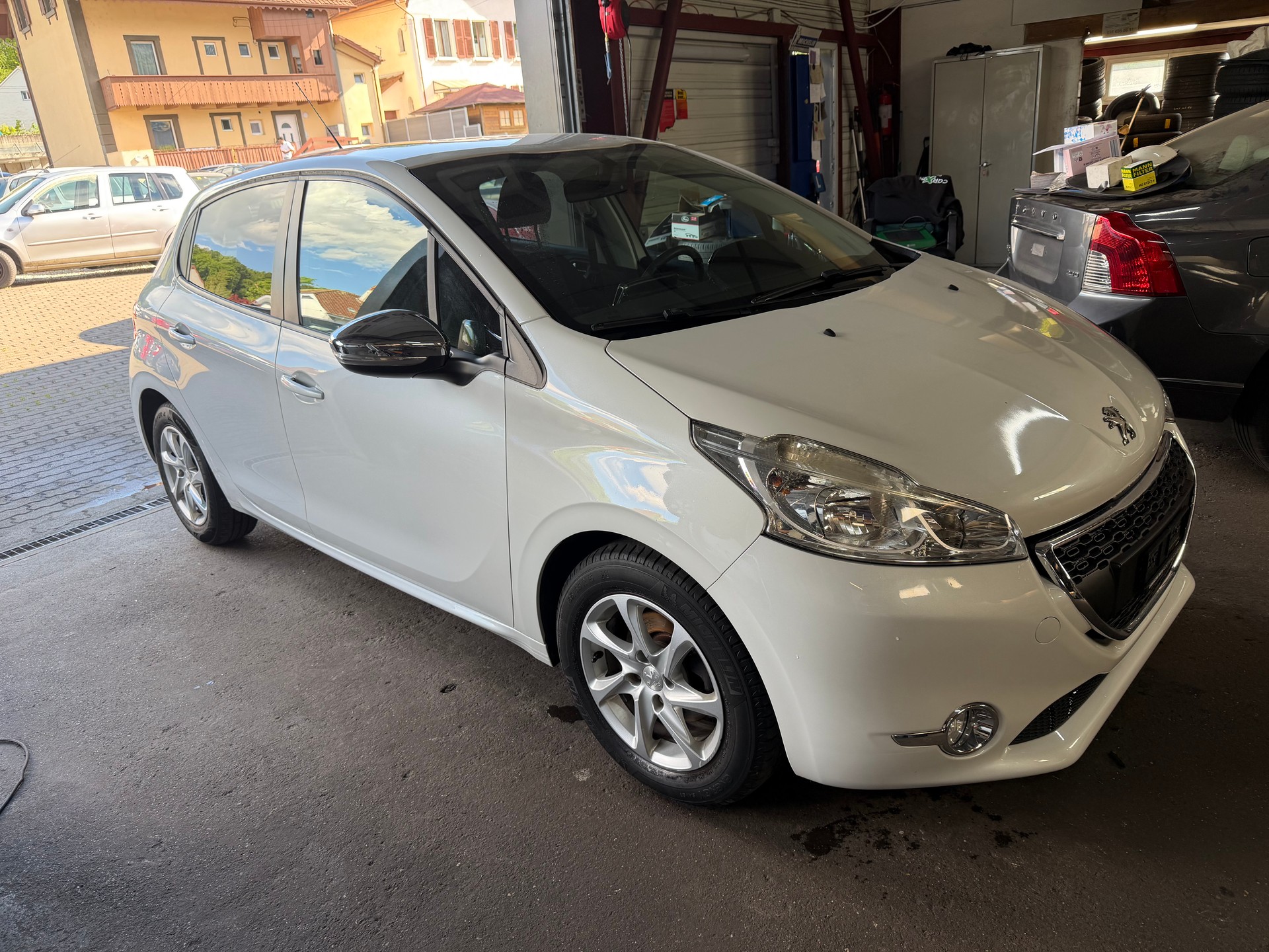 PEUGEOT 208 1.2 VTI Roland Garros-image-1