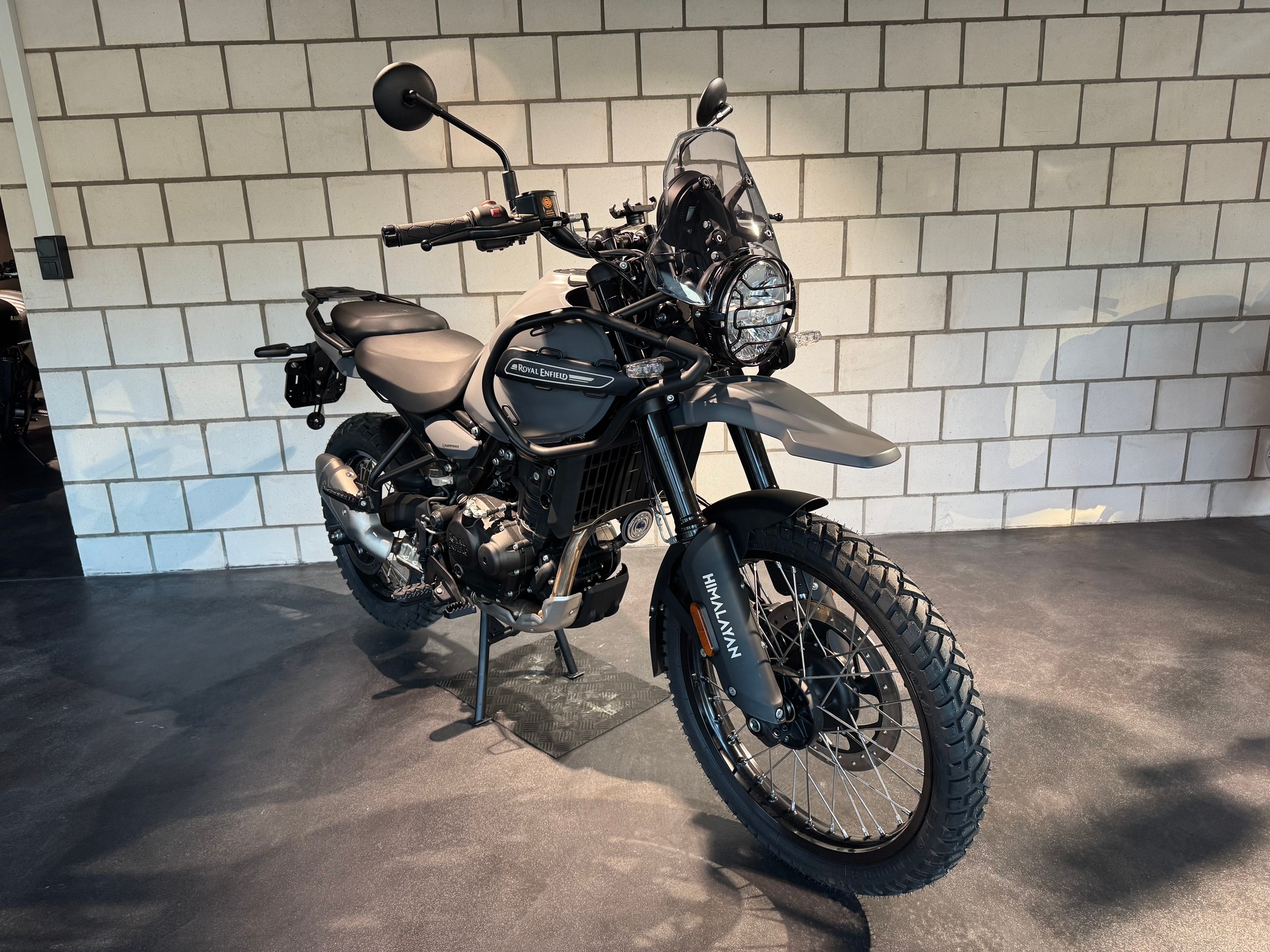ROYAL ENFIELD HIMALAYAN-showroom-element-2