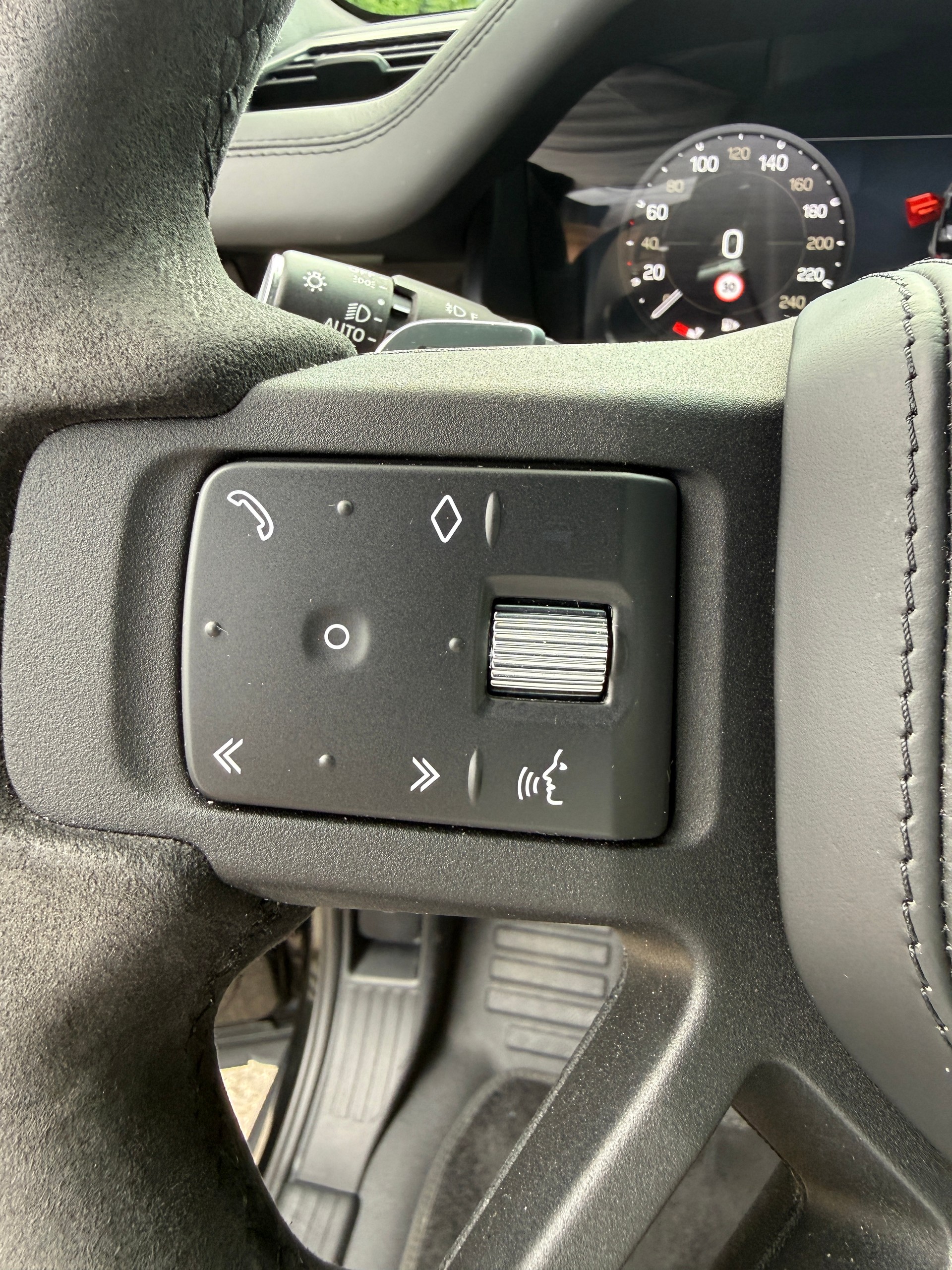 LAND ROVER DEFENDER 90 525 V8 5.0 AT8*5 JAHRE/150000 KILOMETER HERSTELLERGARANTIE*VOLLAUSSTATTUNG*-image-12