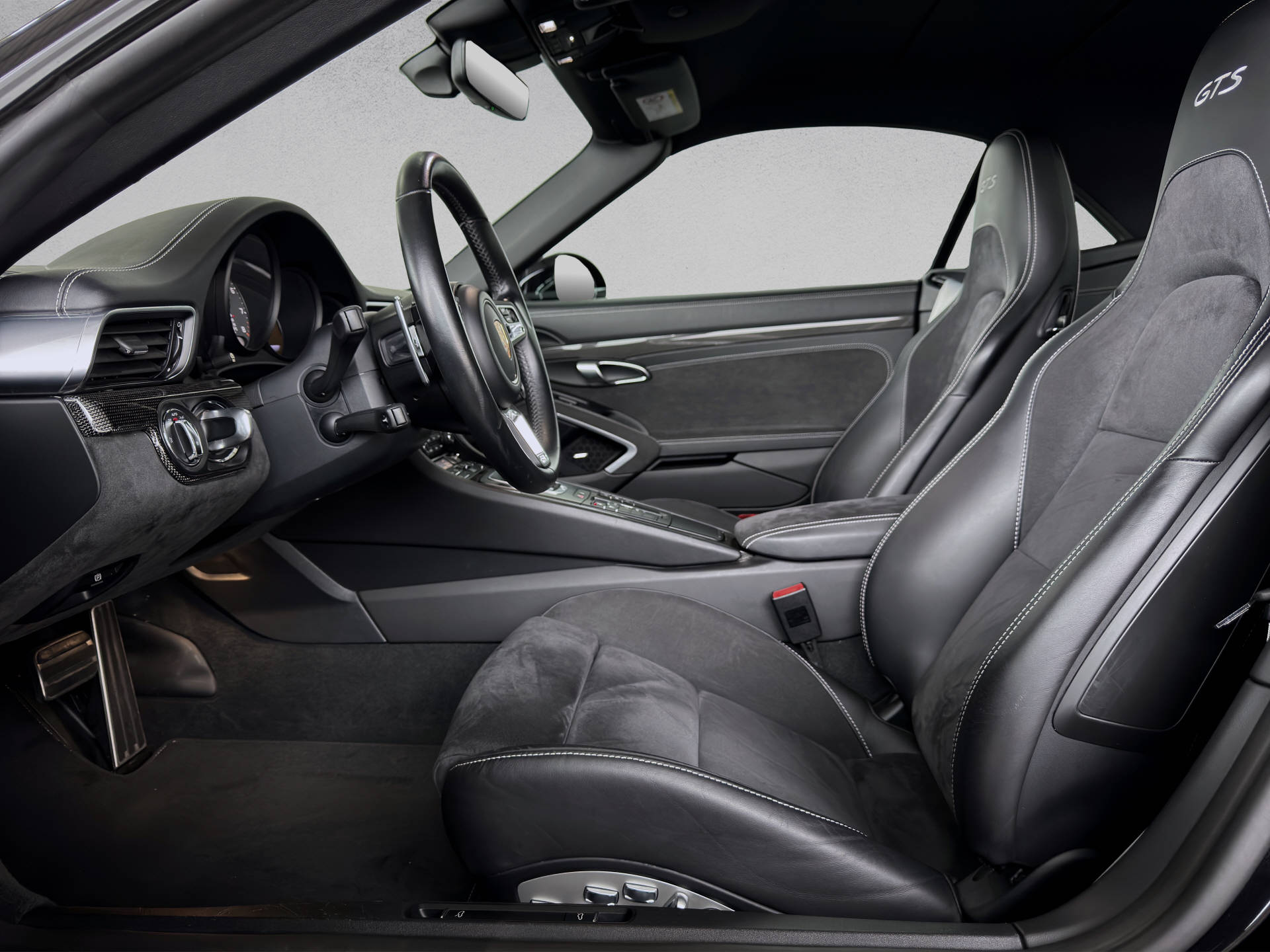 PORSCHE 911 Carrera 4 GTS Cabriolet-image-6