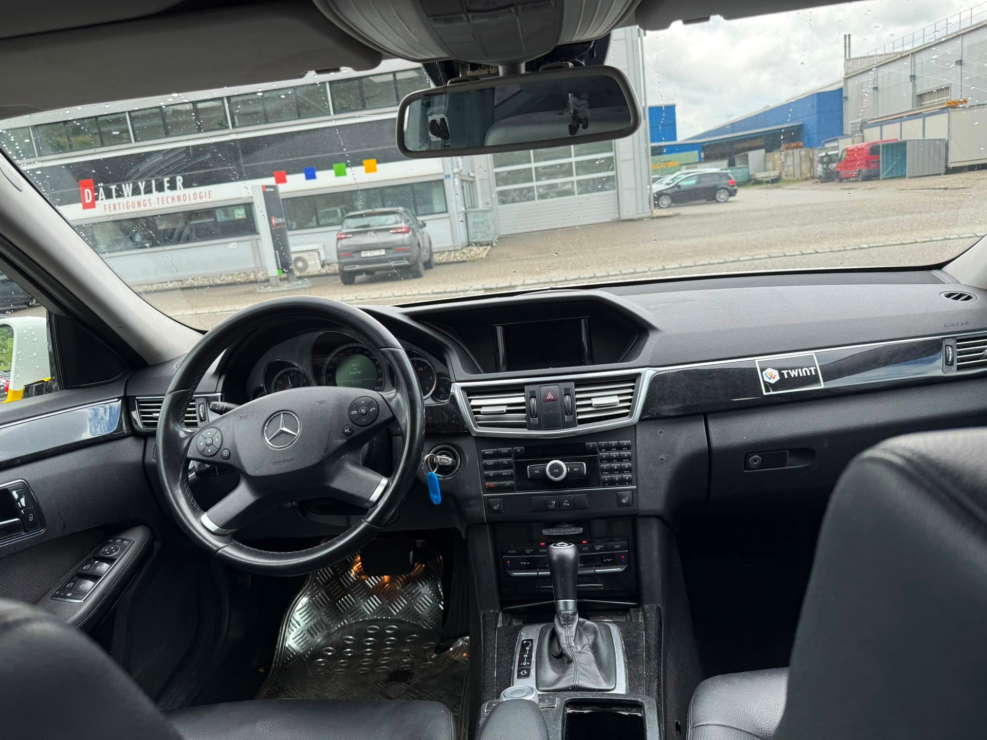 MERCEDES-BENZ E 220 CDI BlueEfficiency Automatic-image-9