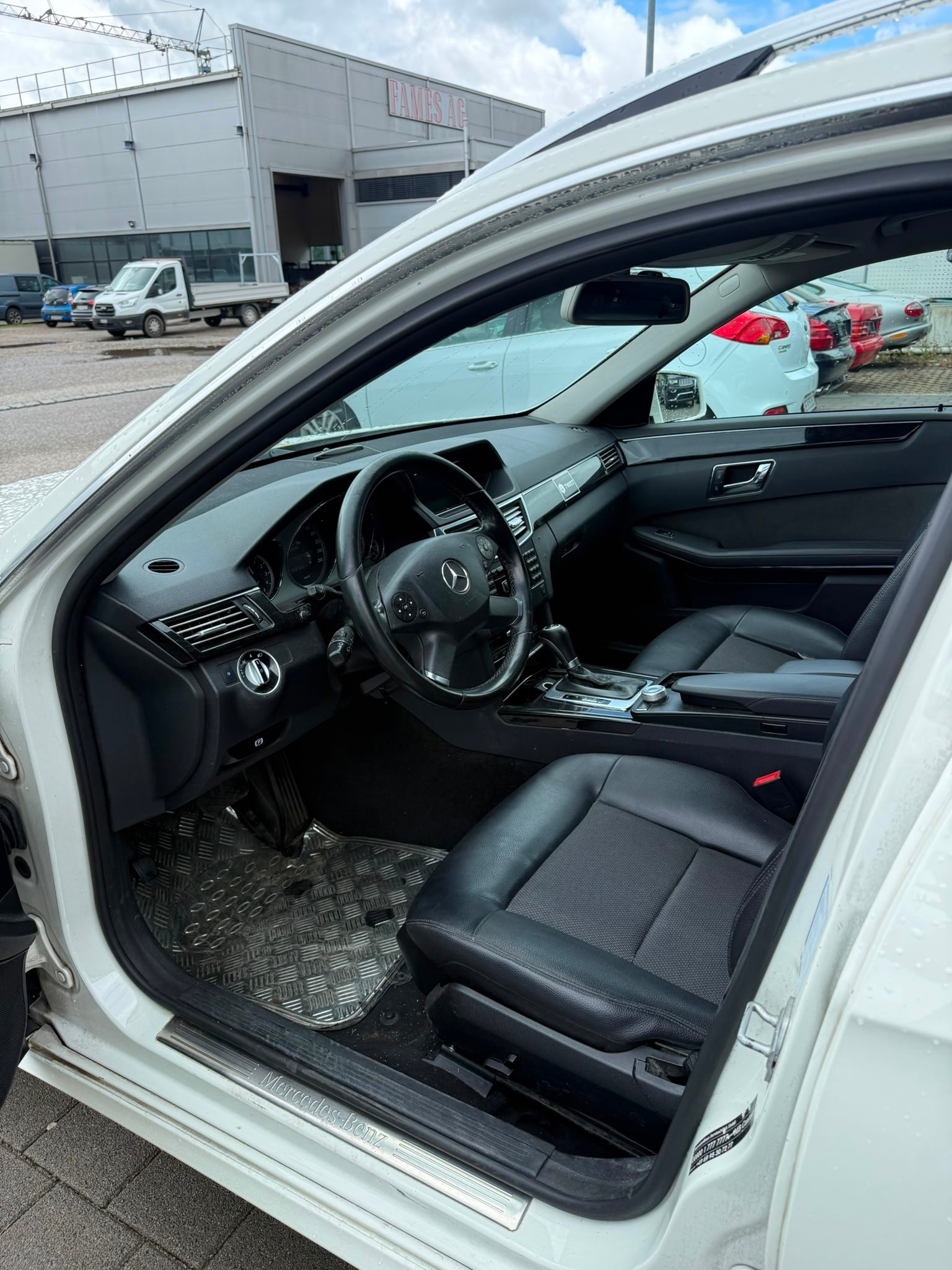 MERCEDES-BENZ E 220 CDI BlueEfficiency Automatic-image-17