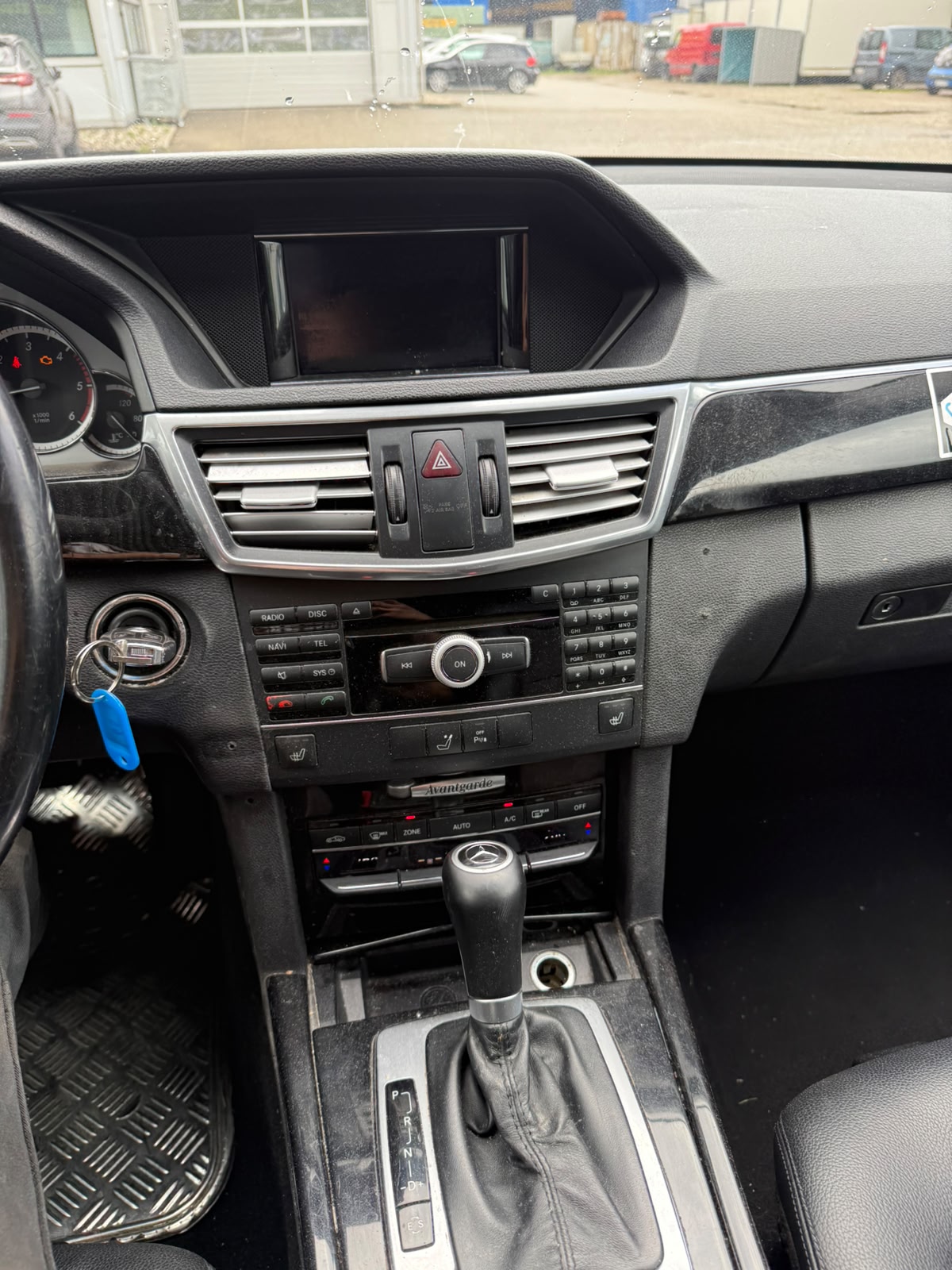 MERCEDES-BENZ E 220 CDI BlueEfficiency Automatic-image-8