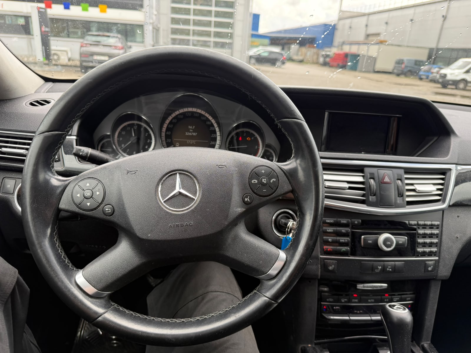 MERCEDES-BENZ E 220 CDI BlueEfficiency Automatic-image-6