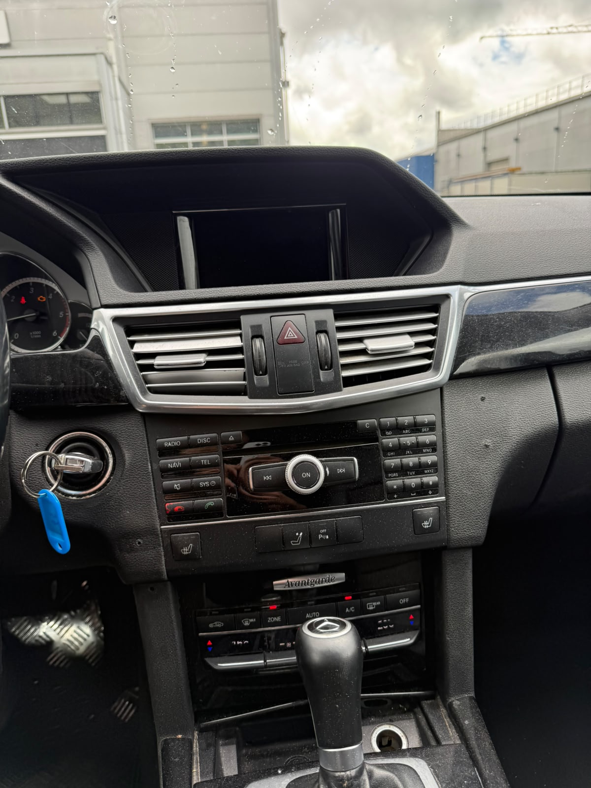 MERCEDES-BENZ E 220 CDI BlueEfficiency Automatic-image-12