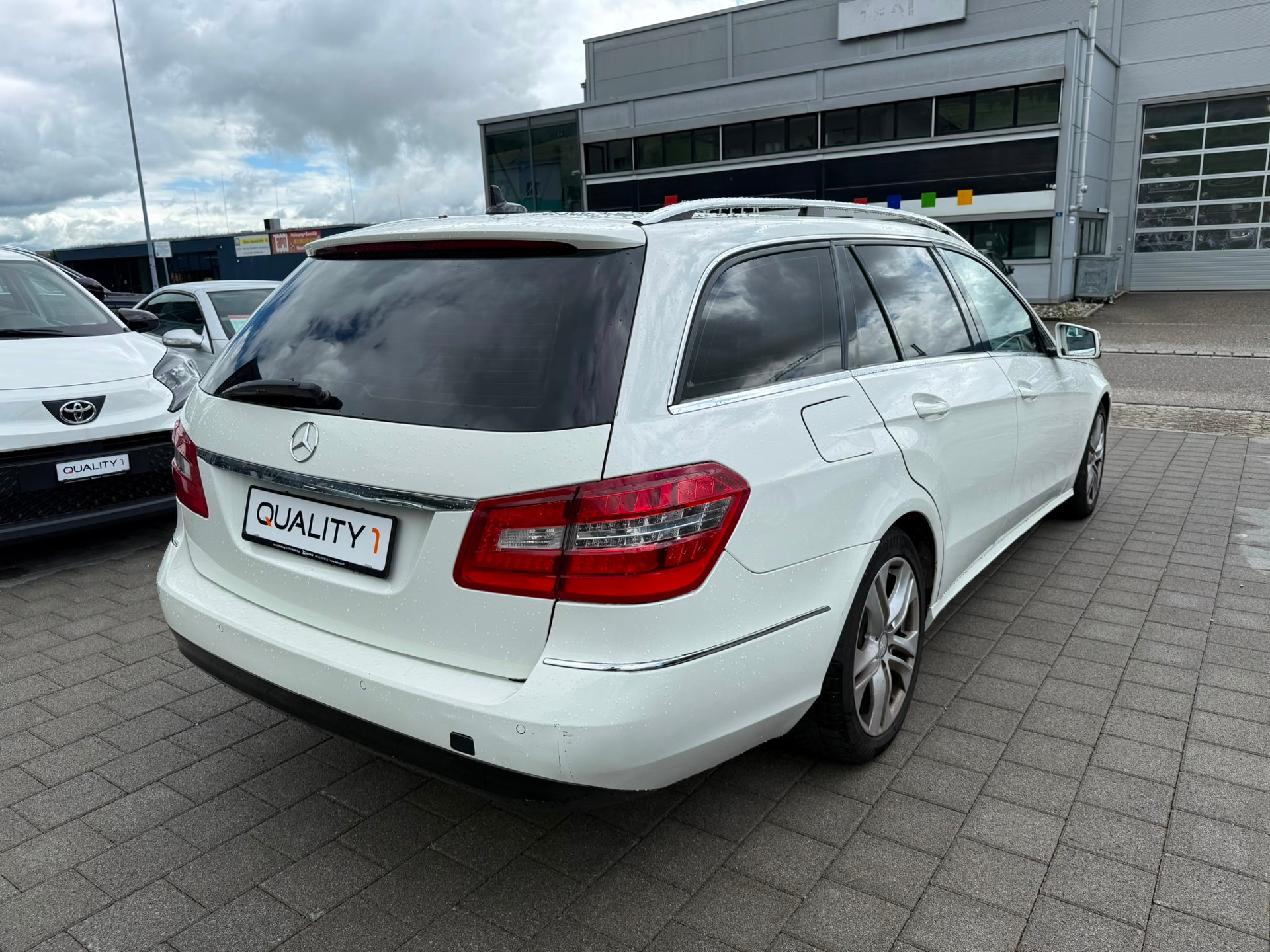 MERCEDES-BENZ E 220 CDI BlueEfficiency Automatic-image-4