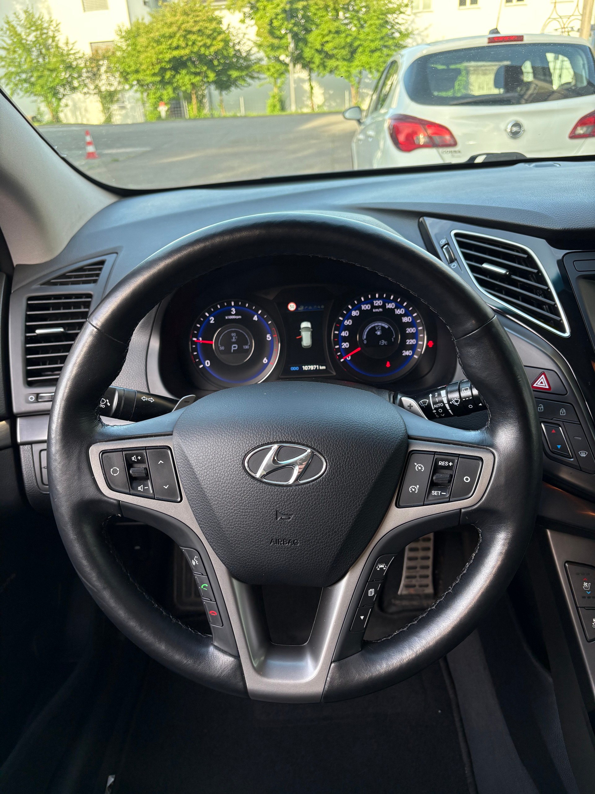 HYUNDAI i40 Wagon 1.7 CRDI Amplia Automatic-image-9