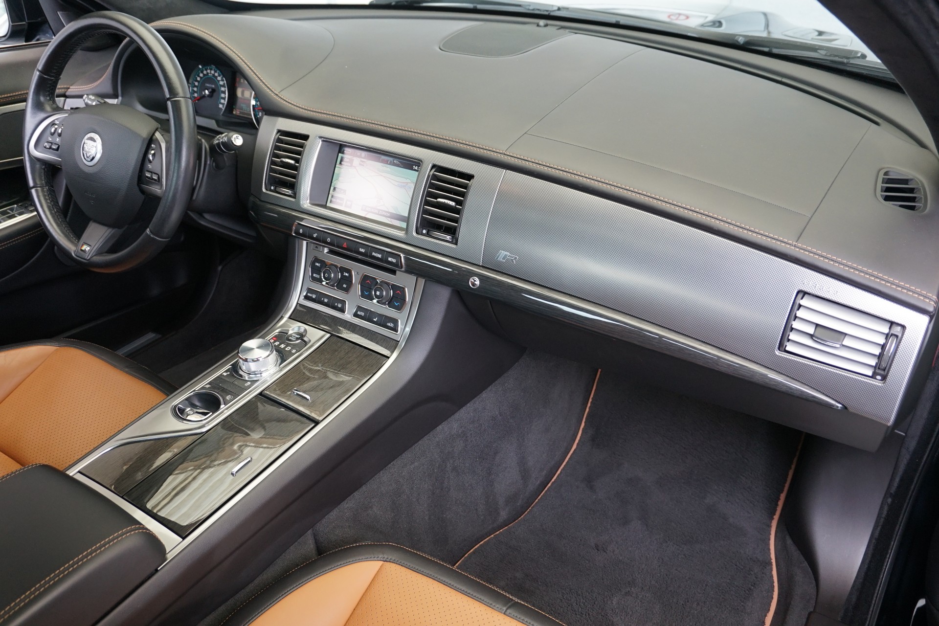 JAGUAR XF 5.0 V8 S/C XFR 510PS sehr gepflegte Sportlimousine!!-image-15