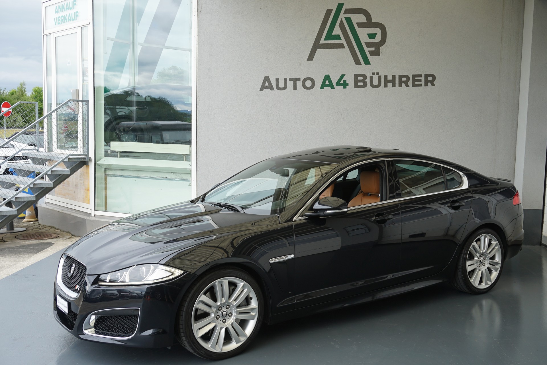 JAGUAR XF 5.0 V8 S/C XFR 510PS sehr gepflegte Sportlimousine!!-showroom-element-3