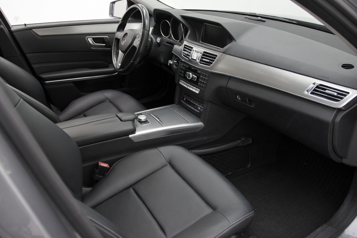 MERCEDES-BENZ E 250 BlueTEC Avantgarde 4Matic 7G-Tronic-image-12